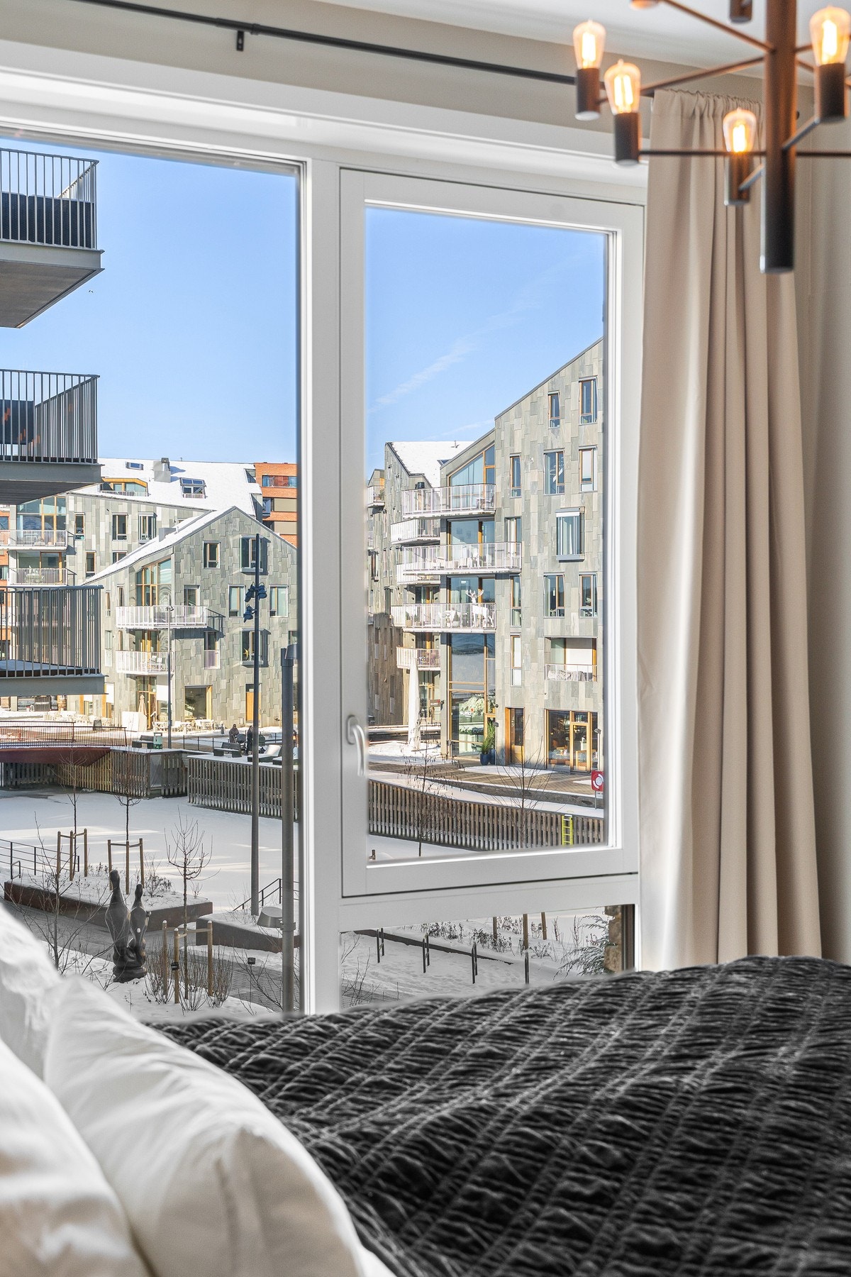 Hovedsoverommet har et stort vindu fra gulv til tak som slipper inn rikelig med dagslys og gir et nydelig utsyn mot elven og nærområdet. Galleribilde