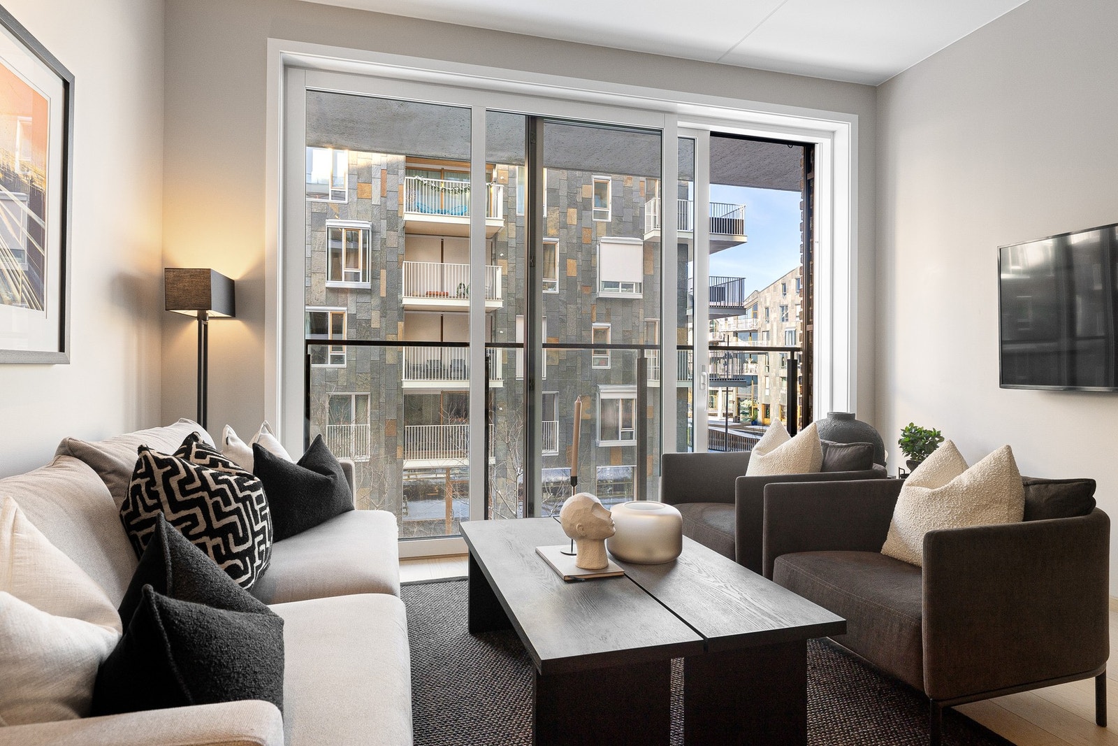 Med store vindusflater og vestvendt fransk balkong får du rikelig med naturlig lys gjennom dagen. Galleribilde