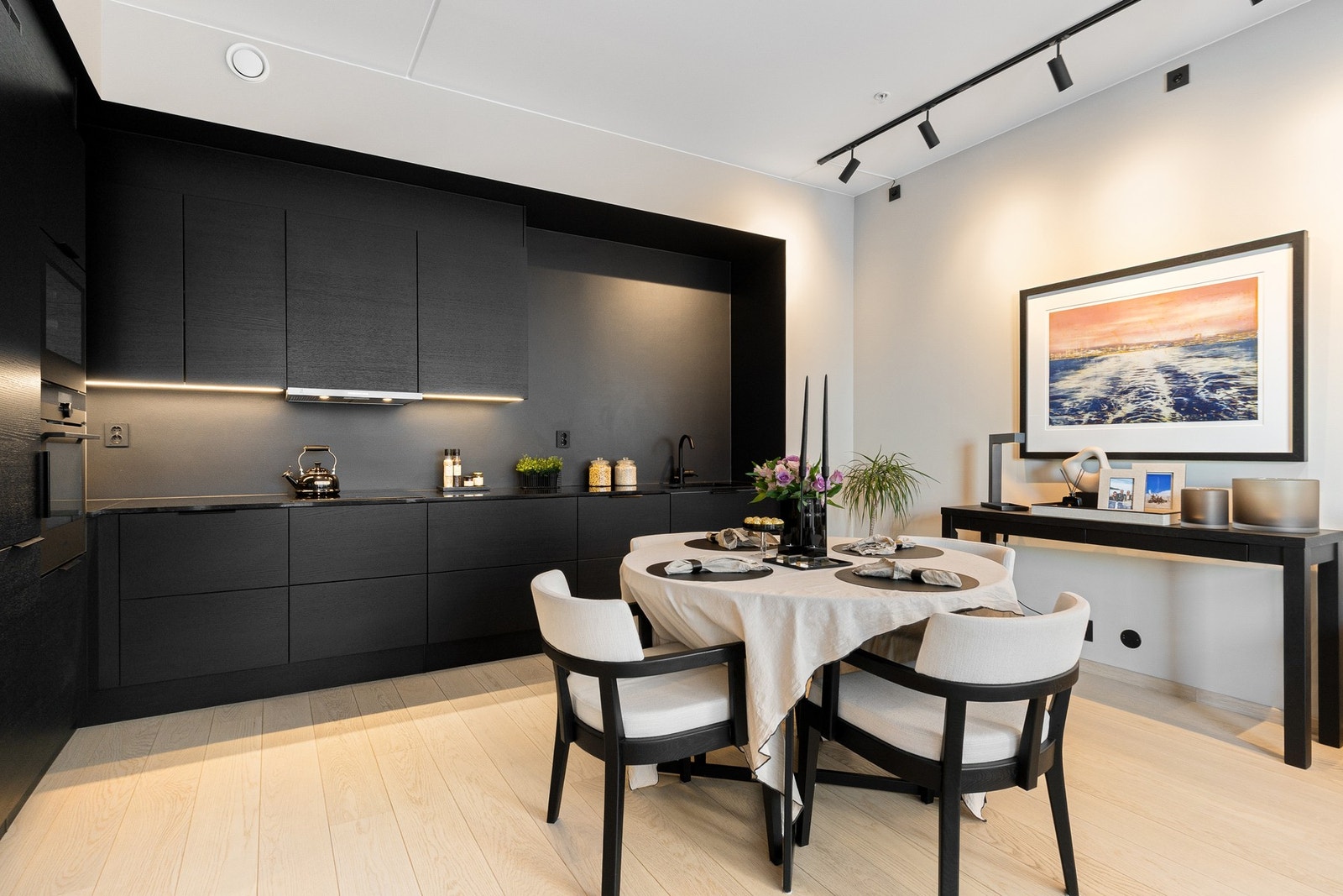 Her får du en bolig med moderne materialvalg og gjennomgående høy kvalitet som skaper en rolig, sofistikert og elegant atmosfære. Galleribilde