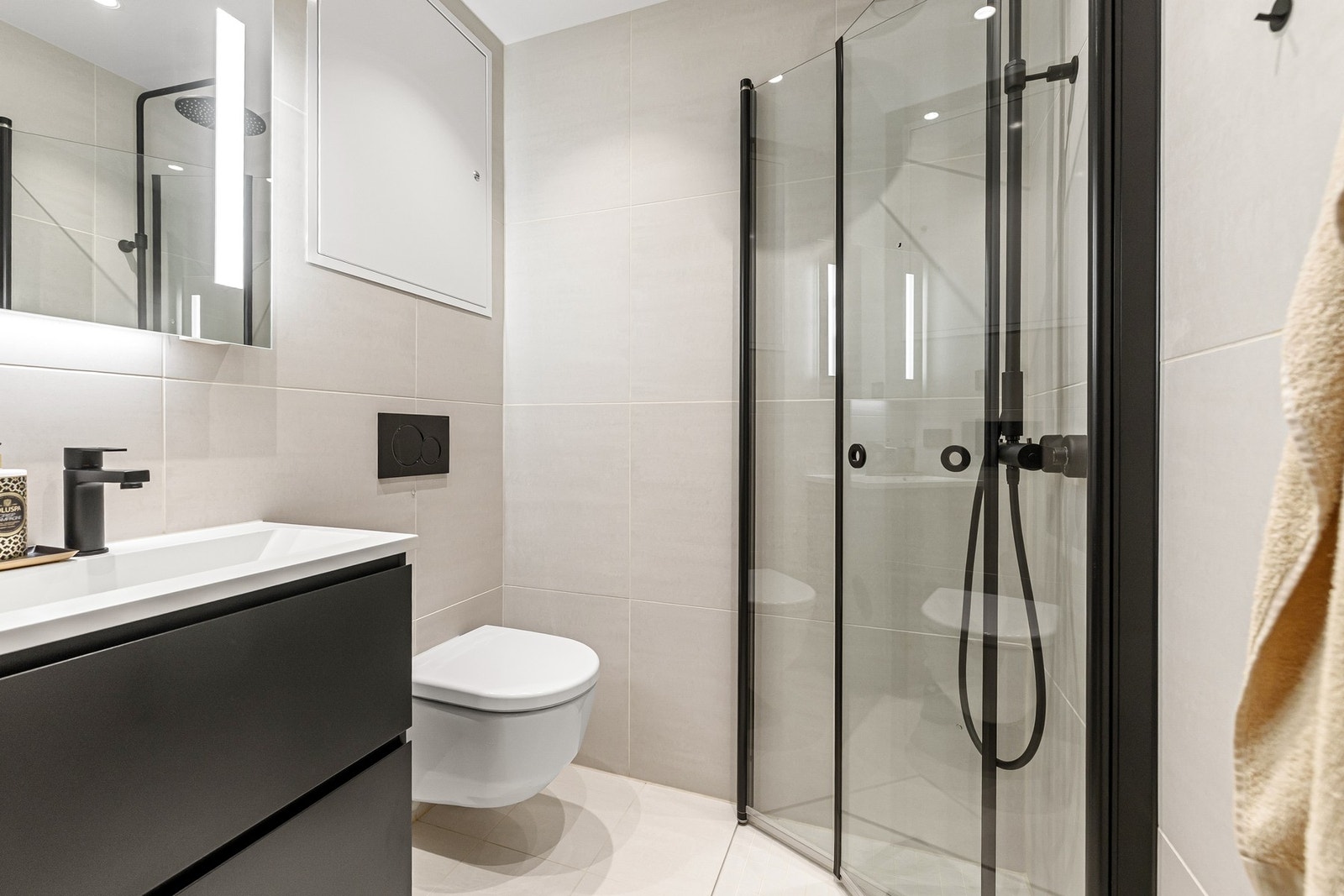 Bad 2 er praktisk plassert i tilknytning til gangen og gir boligen en funksjonell planløsning med to baderom, noe som gir ekstra fleksibilitet i hverdagen og er spesielt fordelaktig for barnefamilier og gjester. Galleribilde