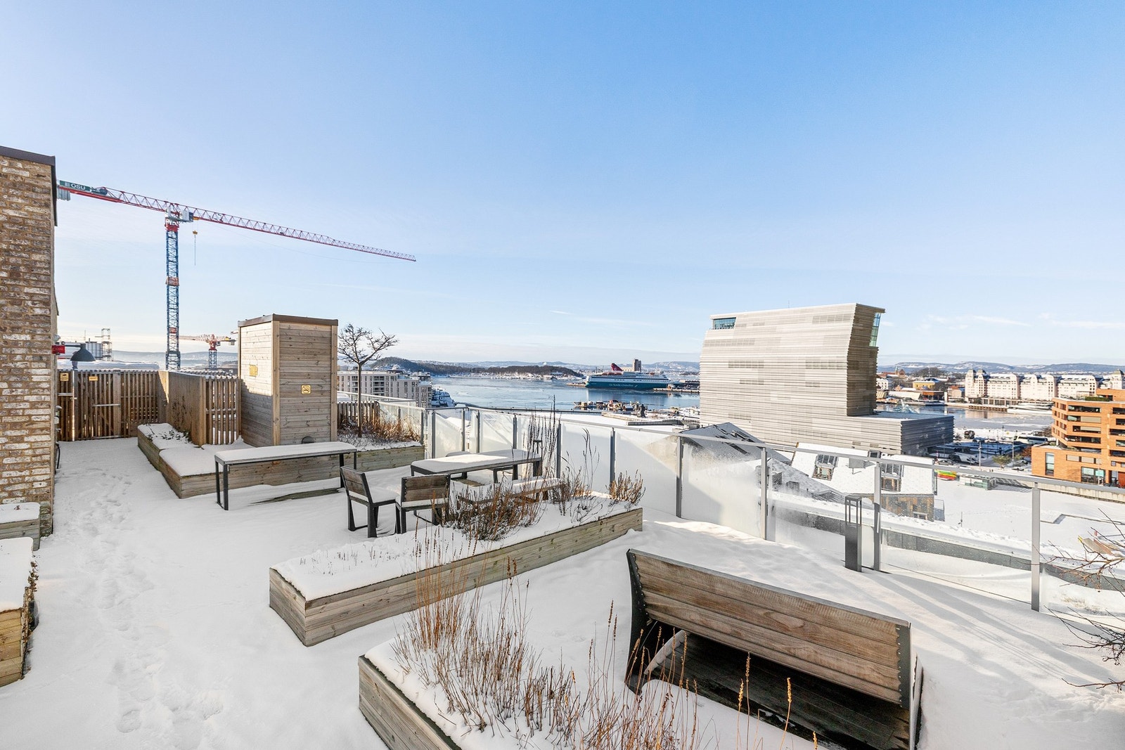 Som beboer har du tilgang til felles takterrasse med flotte fasiliteter. Galleribilde