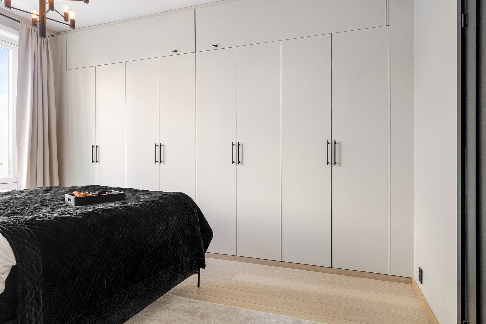 Hovedsoverommet har et plassbygd garderobeskap i helhetlig utførelse, tilpasset veggene for et rolig og ryddig uttrykk. Galleribilde