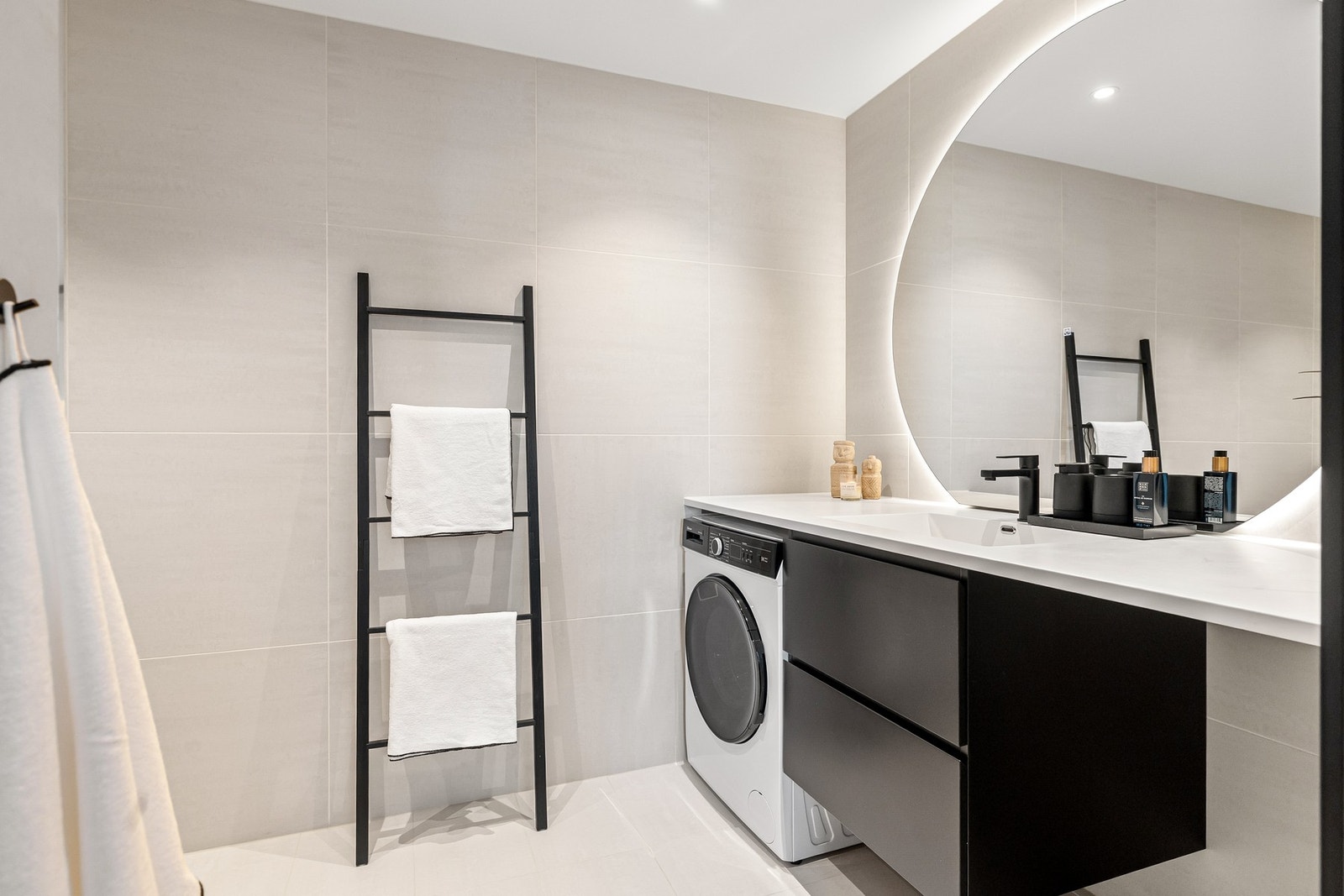 Under benkeplaten er det servantinnredning med to romslige skuffer, samt praktisk opplegg for vaskemaskin. Galleribilde