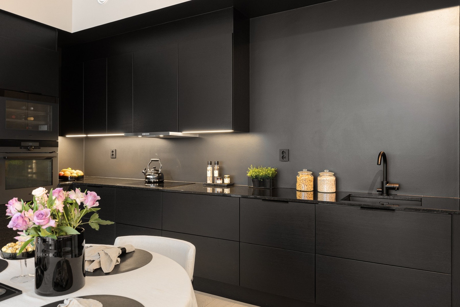 Innredningen er levert av HTH og er i serien BASE med skuffeserien Legra. Galleribilde