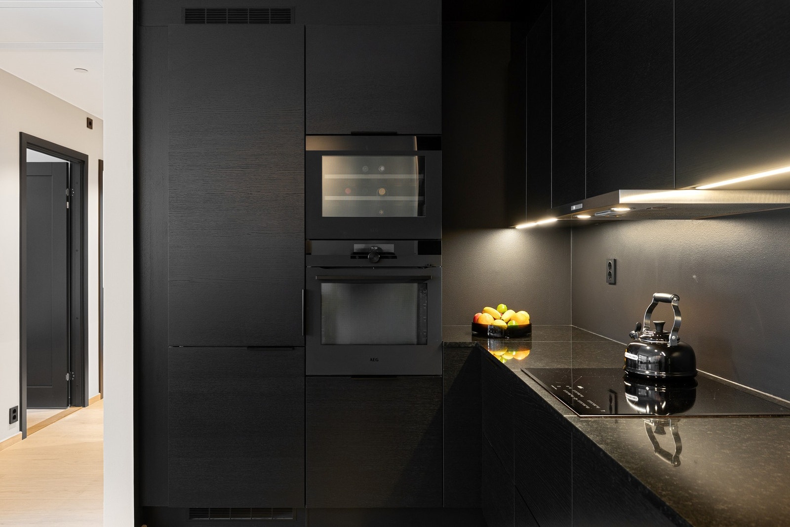 Hvitevarene inkluderer stekeovn, induksjonstopp, oppvaskmaskin, kombiskap samt vinkjøler med kapasitet til 18 flasker. Galleribilde