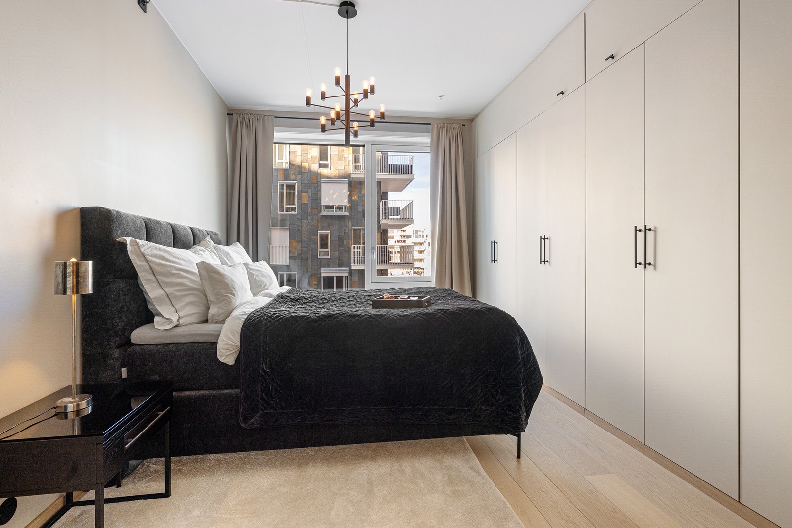 Boligen har tre gjennomtenkte og funksjonelle soverom som dekker ulike behov og gir gode bruks muligheter for både familie og hjemmekontor. Avbildet er hovedsoverommet. Galleribilde