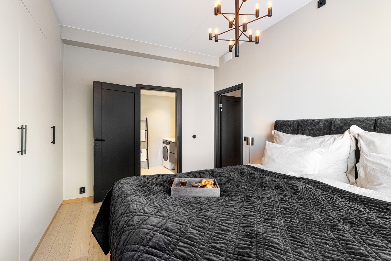 Hovedsoverommet er etablert i en attraktiv suiteløsning med direkte adkomst til eget baderom. Galleribilde