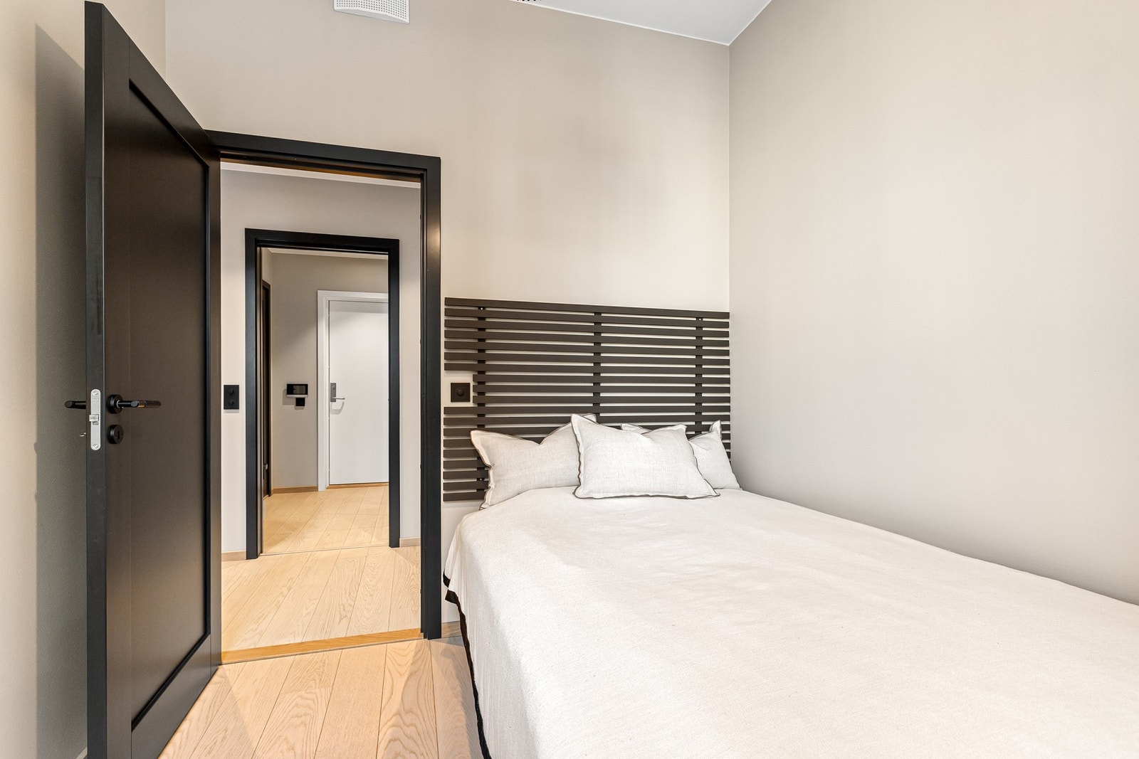 Soverom 2 egner seg utmerket som barnerom, med plass til seng, garderobeskap og eventuelt skrivebord for lekser eller hobbybruk. Galleribilde