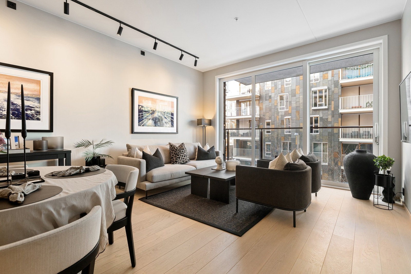 Stuen er malt i den lyse og elegante fargetonen Sheer Grey (NCS 2102-Y26R fra Jotun), som harmonerer godt med den gjennomgående parketten på gulv. Galleribilde