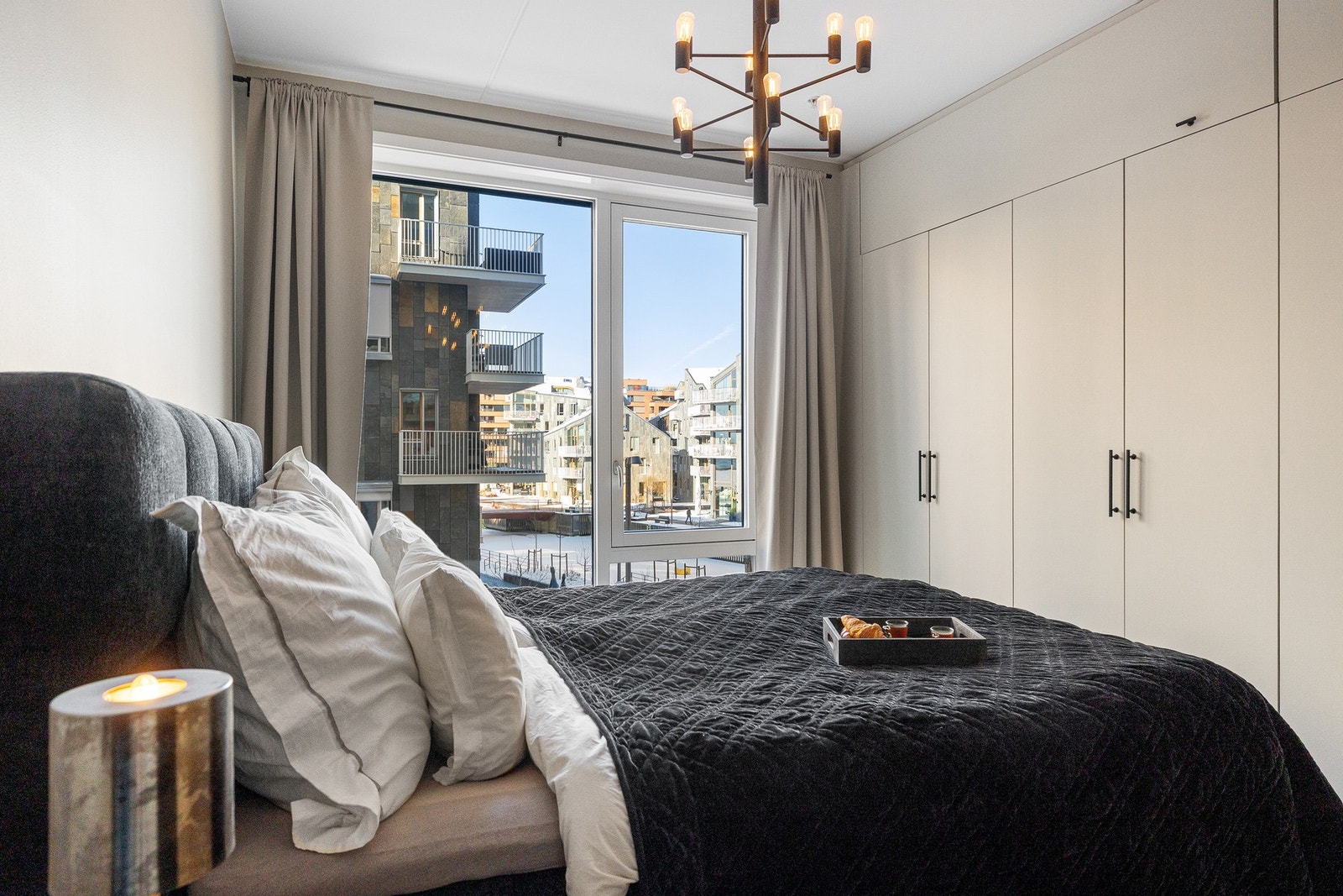 Det er god plass til dobbeltseng med tilhørende nattbord. Galleribilde