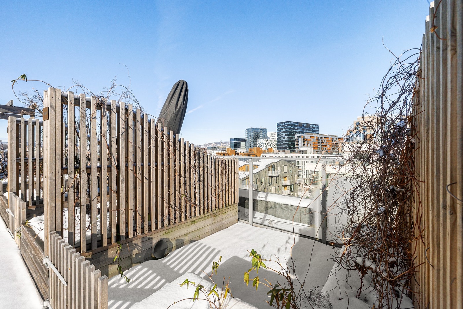 Boligen disponerer en privat hageparsell på takterrassen på ca. 6m², som gir en idyllisk ramme for både beplantning og møblering. Parsellen fungerer som et eksklusivt uteareal høyt over bybildet. Galleribilde