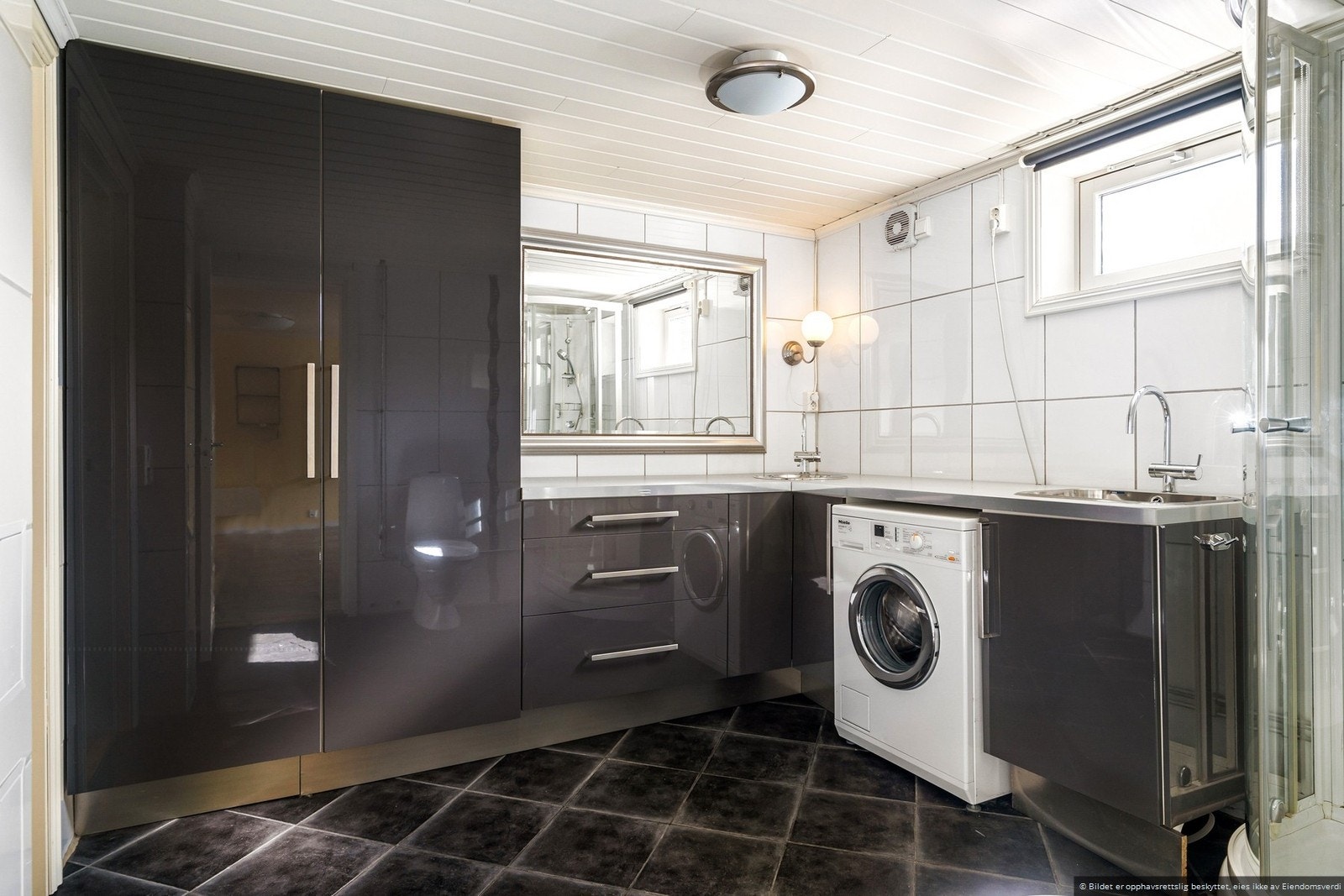 Badet er av god størrelse, med rikelig skap-og benkeplass! Galleribilde