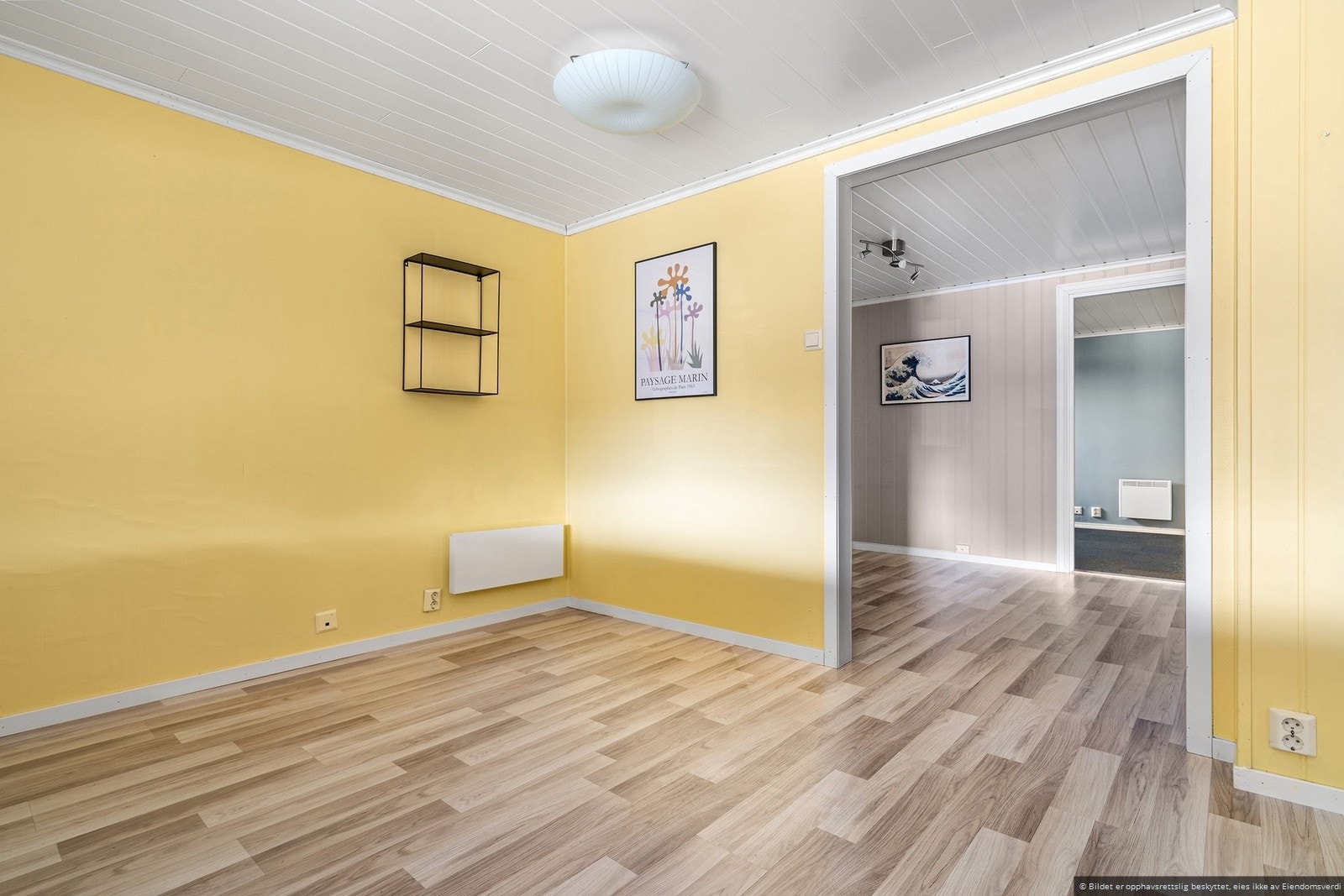 Fra kjøkkenet kommer man videre inn til stuedel og soverom Galleribilde