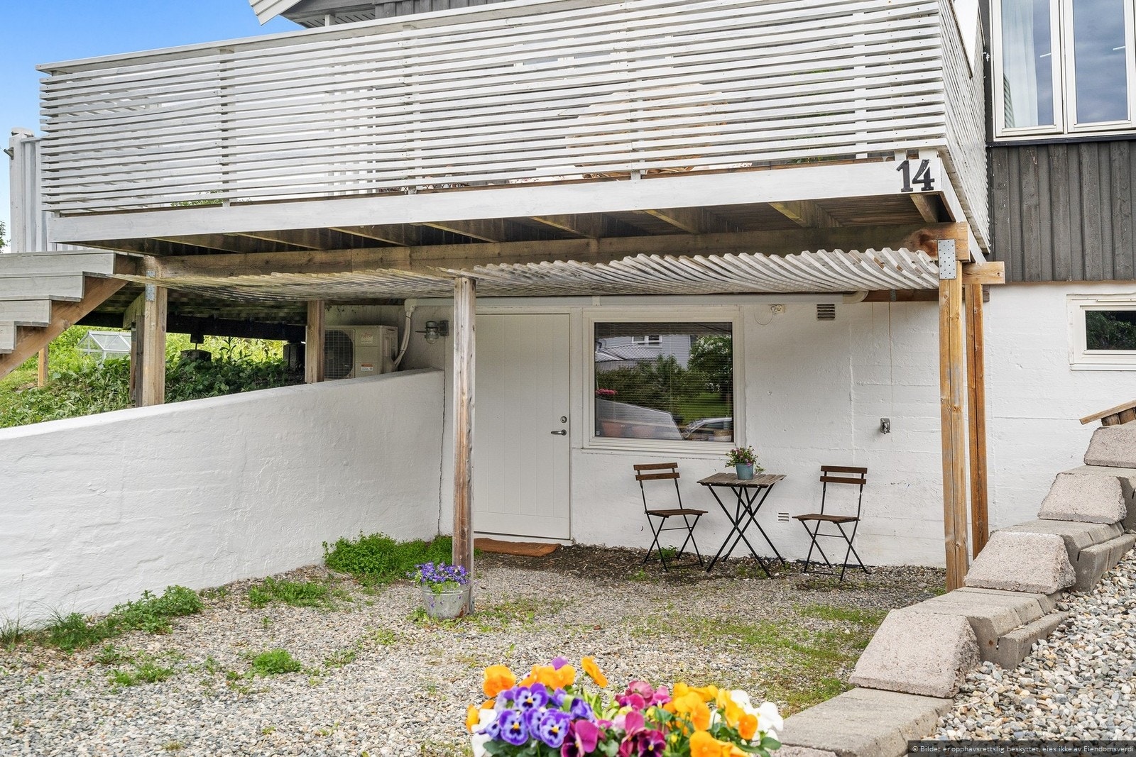 Rett utenfor døren er det god plass til å parkere bilen din. Området kan ogås nytes på sommerstid Galleribilde