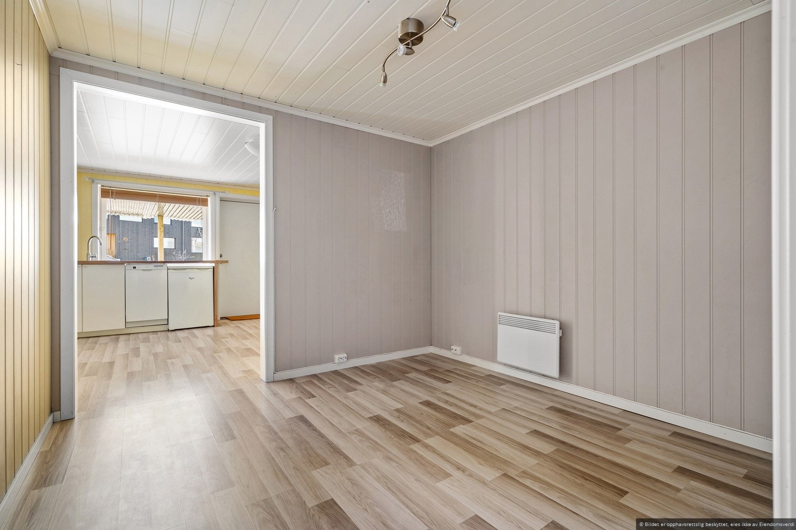 Fra kjøkkenet er det en stuedel med god plass til sofa og TV løsning Galleribilde