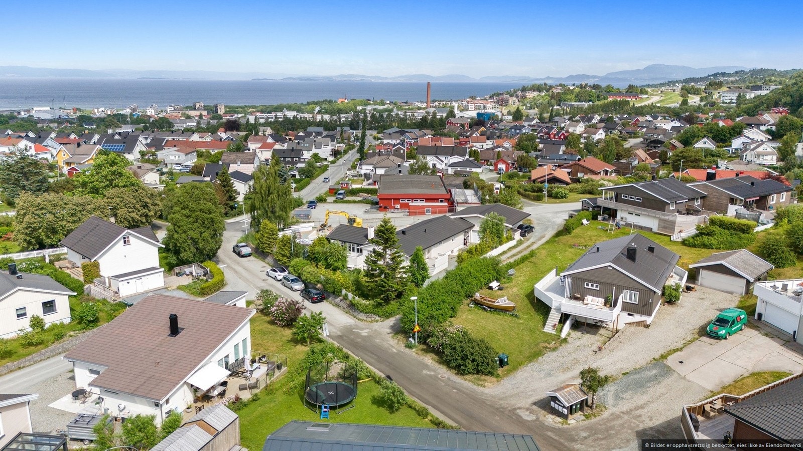 Her bor du i et rolig skjermet område med nærhet til naturen, og en kort kjøretur til sentrum! Galleribilde