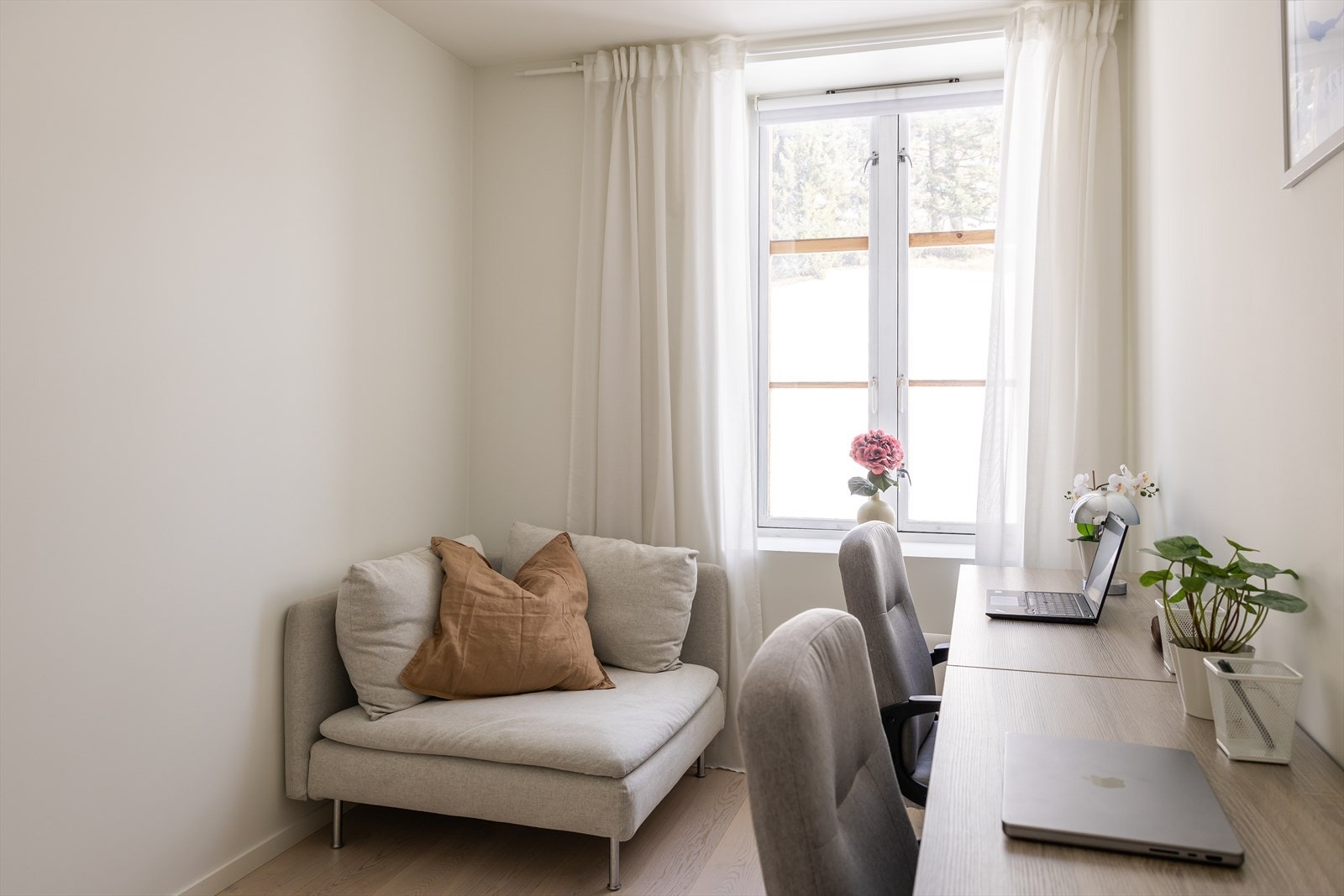 Her er det god plass til ønsket sengestørrelse med tilhørende møblement. Galleribilde