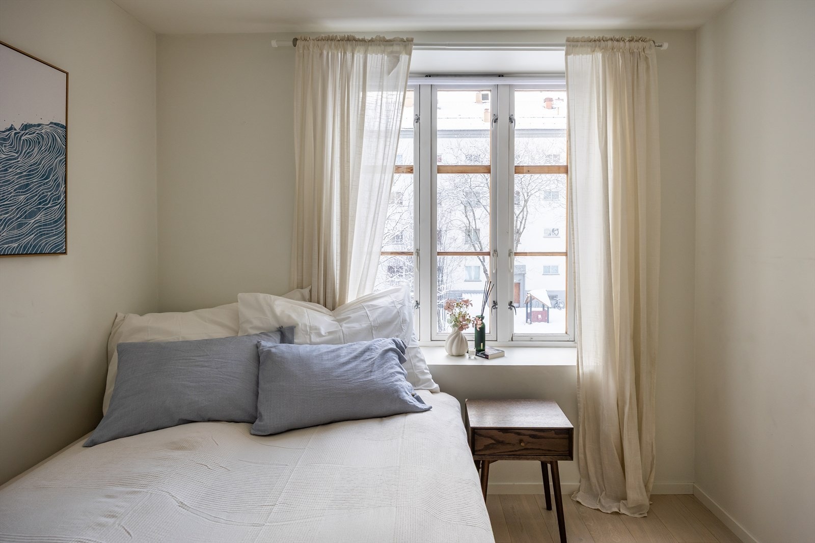 Leiligheten byr på tre soverom, hvorav dette er det største og ligger innenfor kjøkkenet. Galleribilde