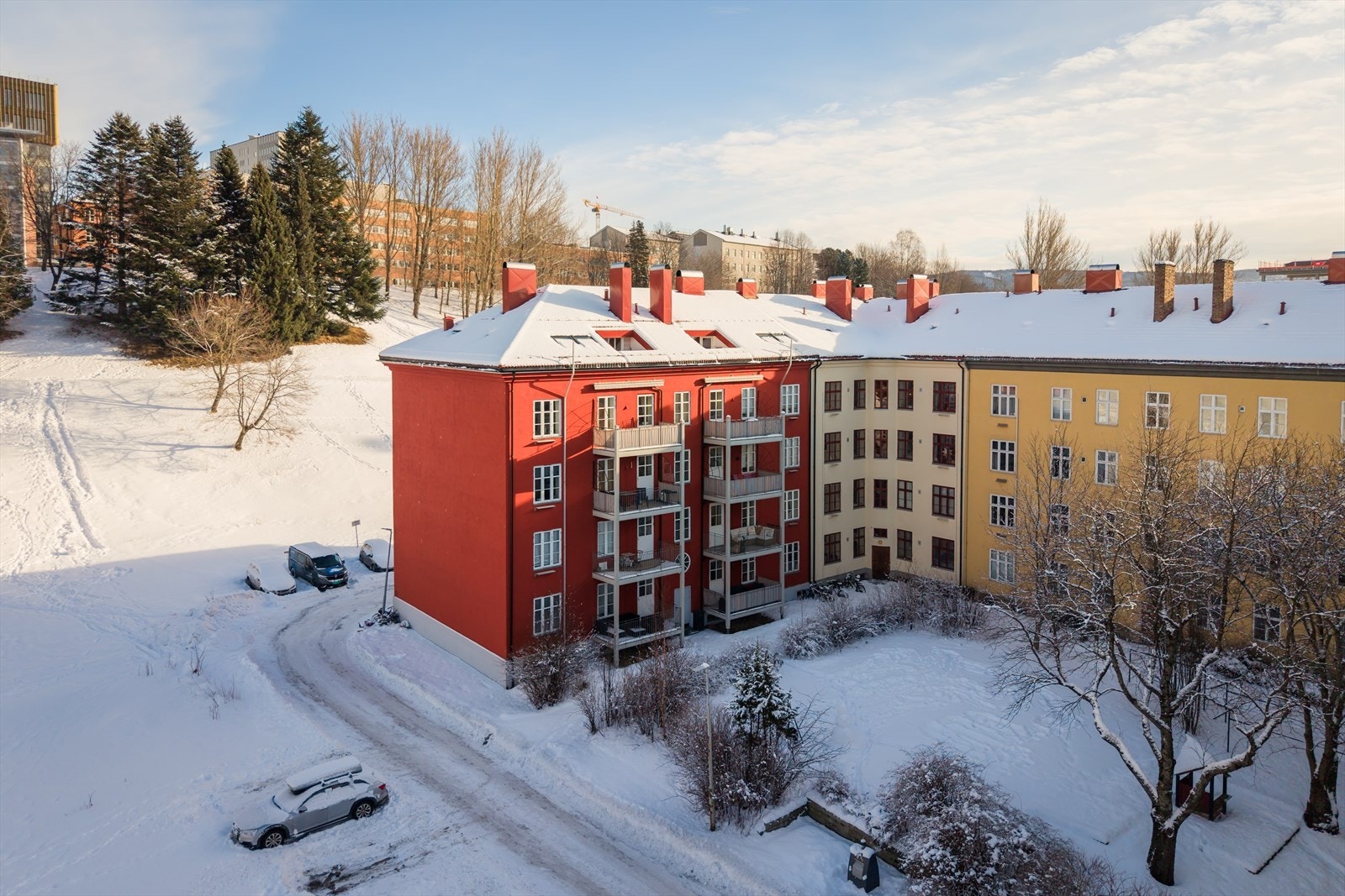 Leiligheten ligger attraktivt til i frodige Høyskoleparken som er en grønn lunge, og i umiddelbar nærhet til NTNU Gløshaugen og NTNU Handelshøyskolen. Galleribilde