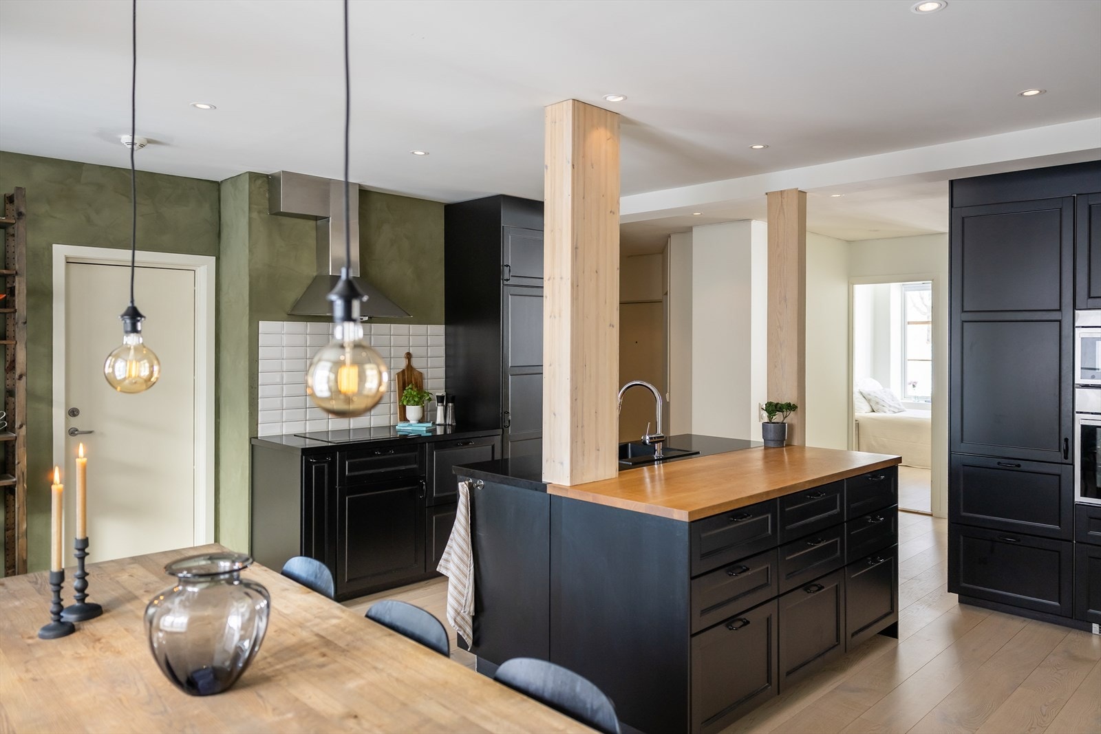 Moderne kjøkken fra 2017 med integrerte hvitevarer som platetopp, stekeovn, mikrobølgeovn, kjøleskap, fryseskap og oppvaskmaskin. Alle integrerte hvitevarer medfølger handelen. Galleribilde