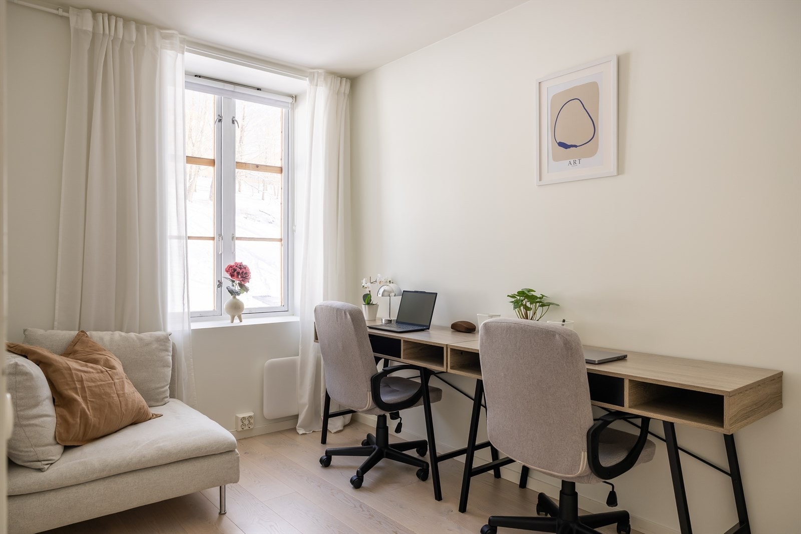 De to øvrige soverommene er på 8,6 m² hver. Dette brukes i dag som et hjemmekontor. Galleribilde