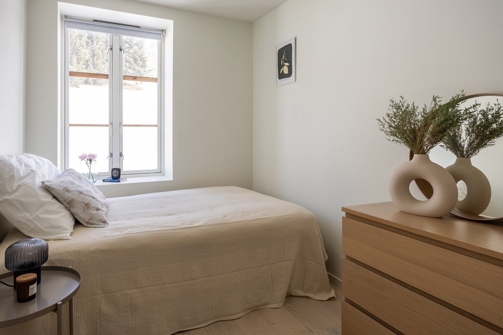 Det medfølger en parkeringsplass til leiligheten. Se i salgsoppgaven for nærmere informasjon under punktet "Diverse". Galleribilde