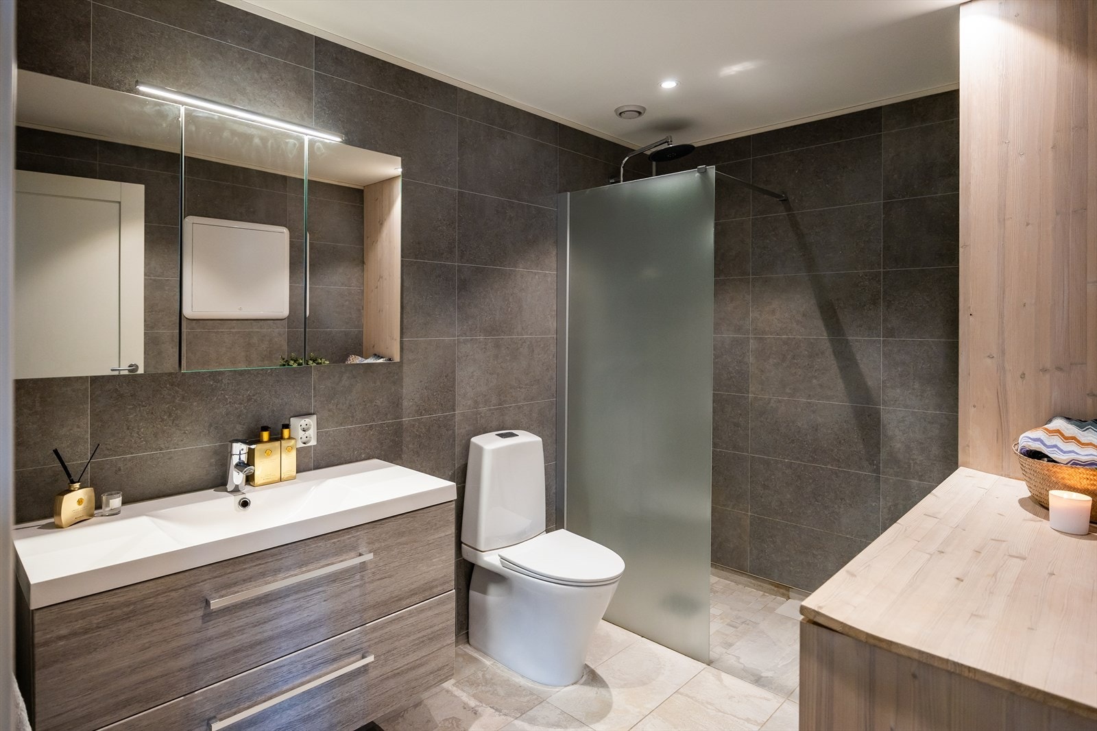 Stilrent flislagt bad på 6,3m² med gulvvarme pusset opp i 2017. Galleribilde