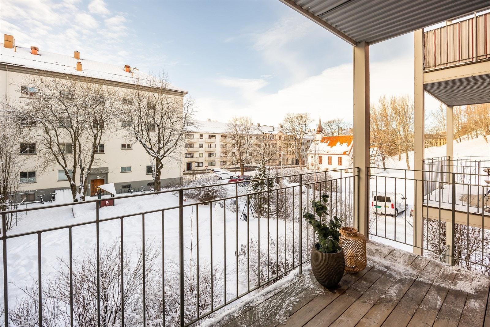 Verandaen byr på gode solforhold med ettermiddag- og kveldssol. Galleribilde