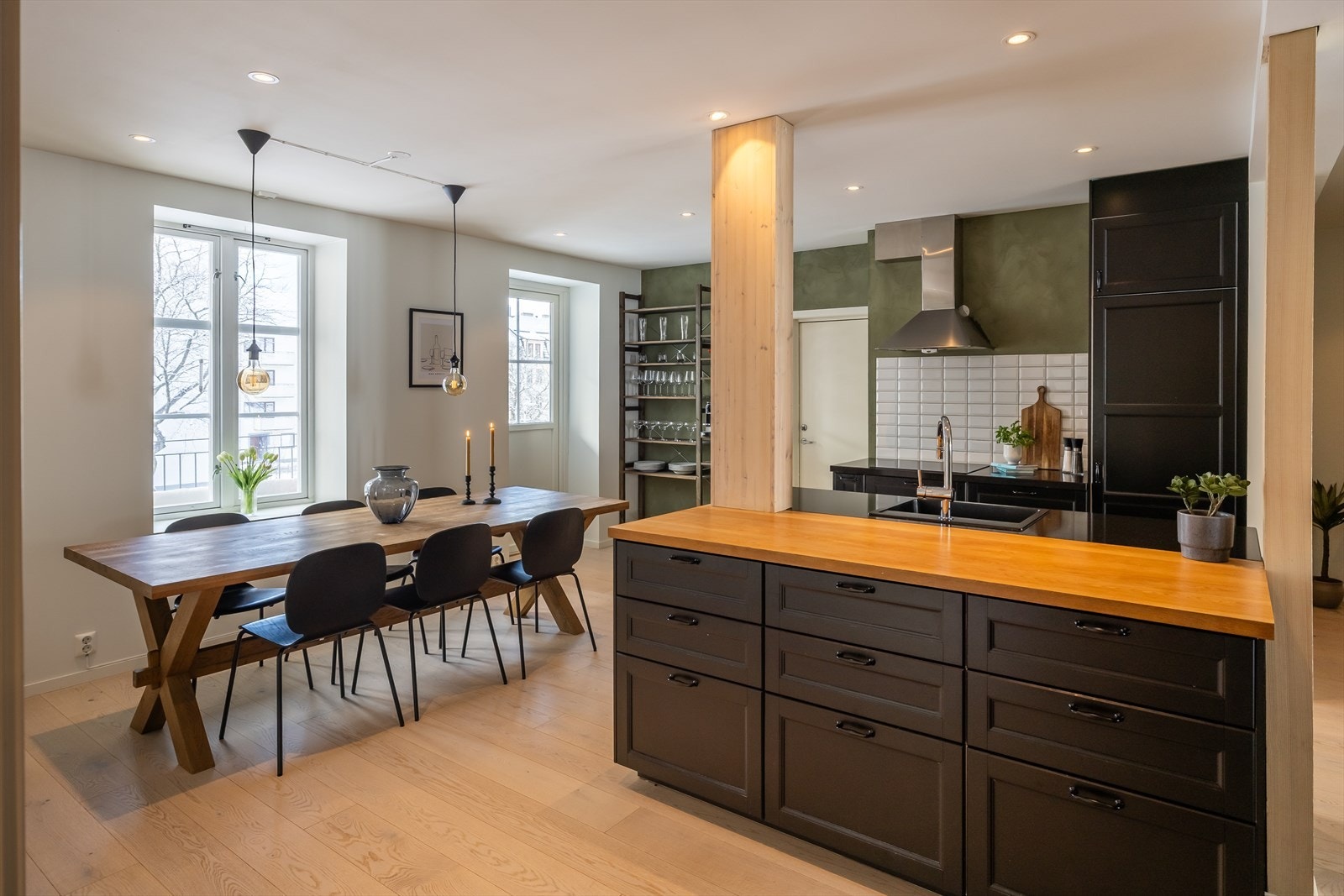 Leiligheten er vesentlig oppusset de siste årene med bl.a. bad og kjøkken i 2017, samt tak byttet i regi borettslaget i 2025. Galleribilde