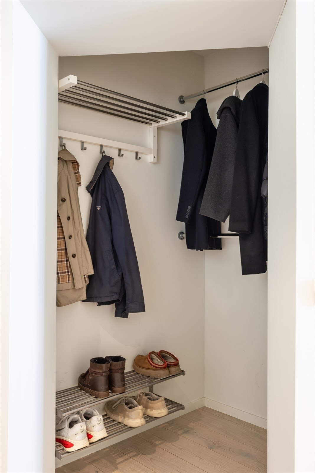 Entréen har et praktisk innhuk som egner seg godt til oppheng av yttertøy og gir en ryddig og funksjonell løsning. Galleribilde