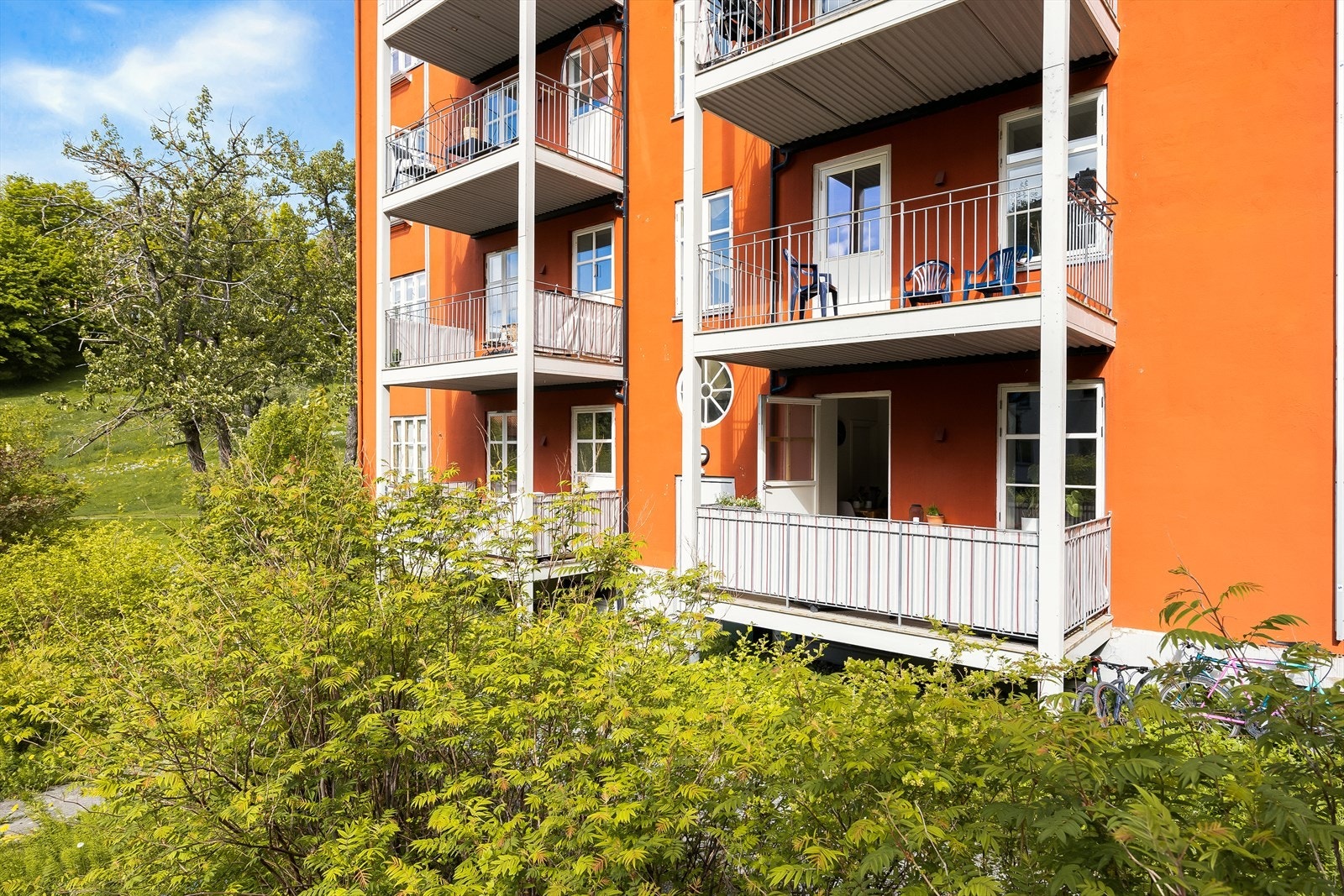 Sommerbilde. Bygget fikk nytt felles brannvarslingsanlegg og brannsikring i kjeller i 2019. Galleribilde