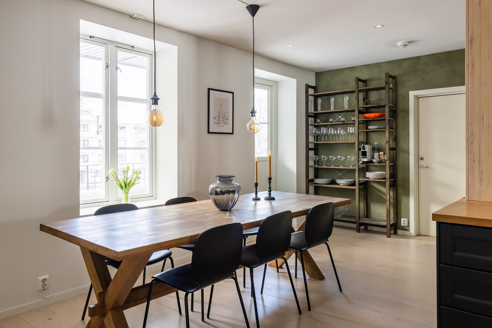 I de godkjente tegningene er det et soverom der spisebordet er plassert i dagens løsning. Dette gir mulighet for å etablere et ekstra soverom på samme sted til fordel for fire soverom. Galleribilde