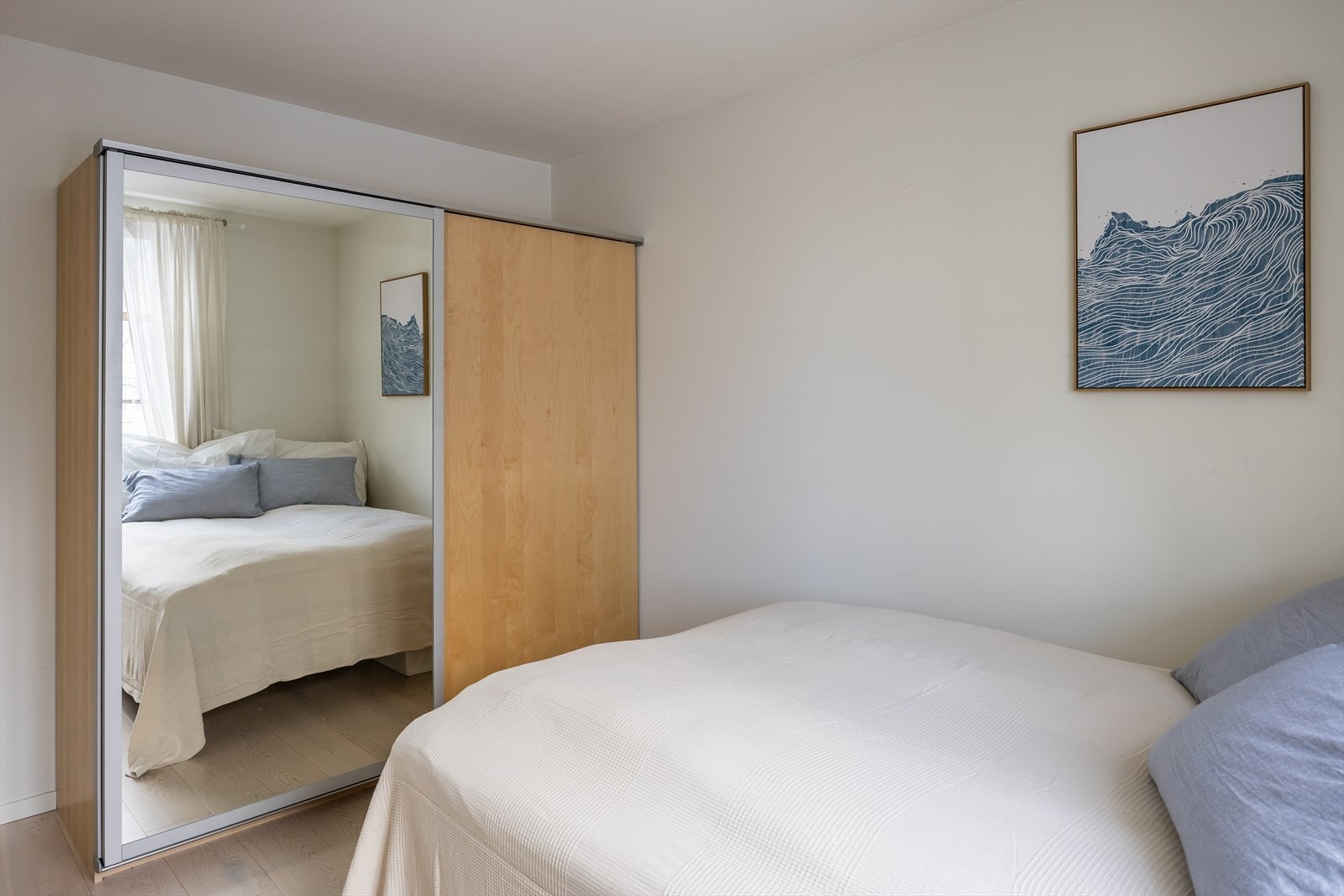 Praktisk skyvedørsgarderobe medfølger handelen. Soverommet vender ut mot bakgård. Galleribilde