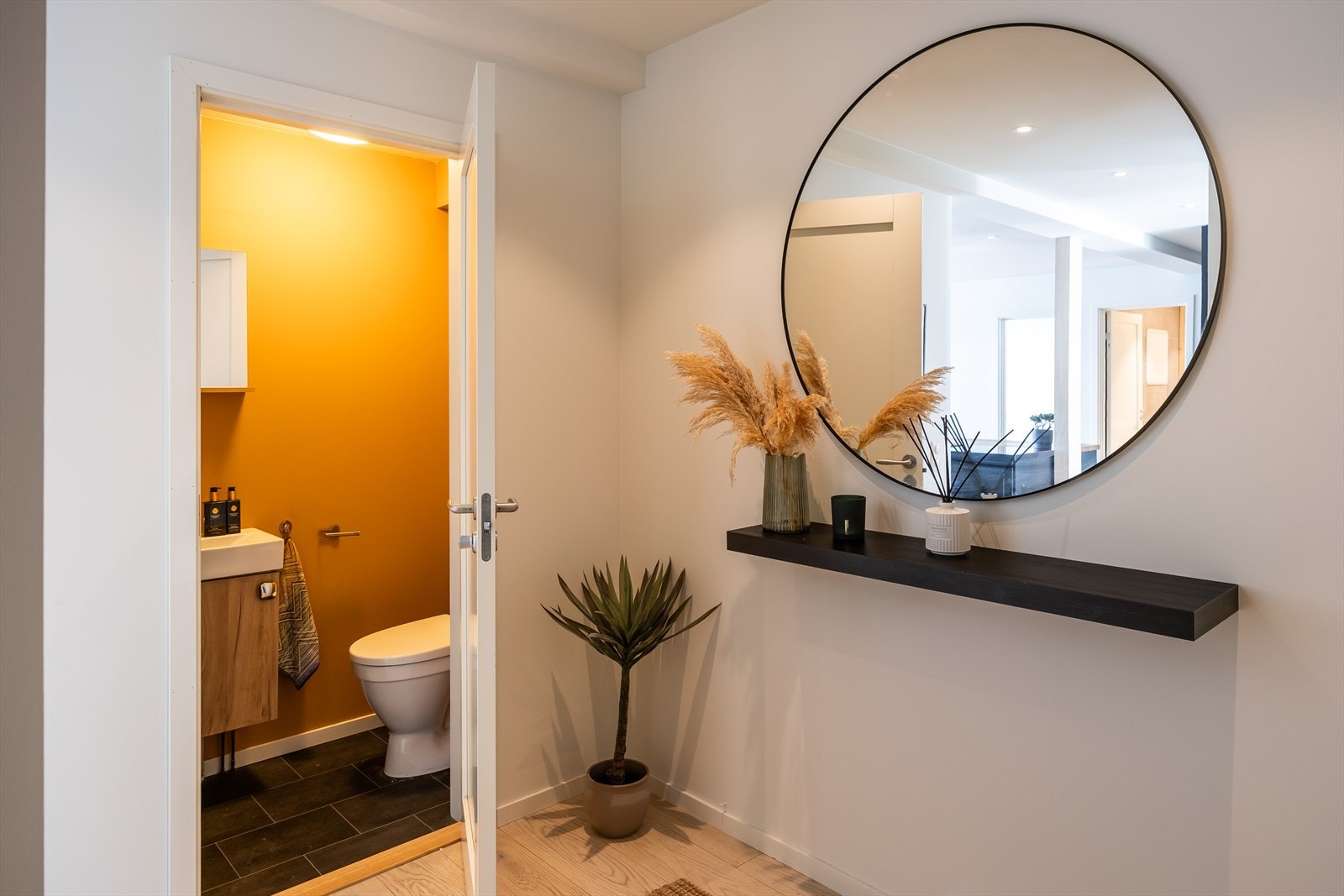 Leiligheten har også et separat toalettrom, noe som er praktisk dersom flere bor sammen. Det ble installert nytt toalett i 2023. Galleribilde