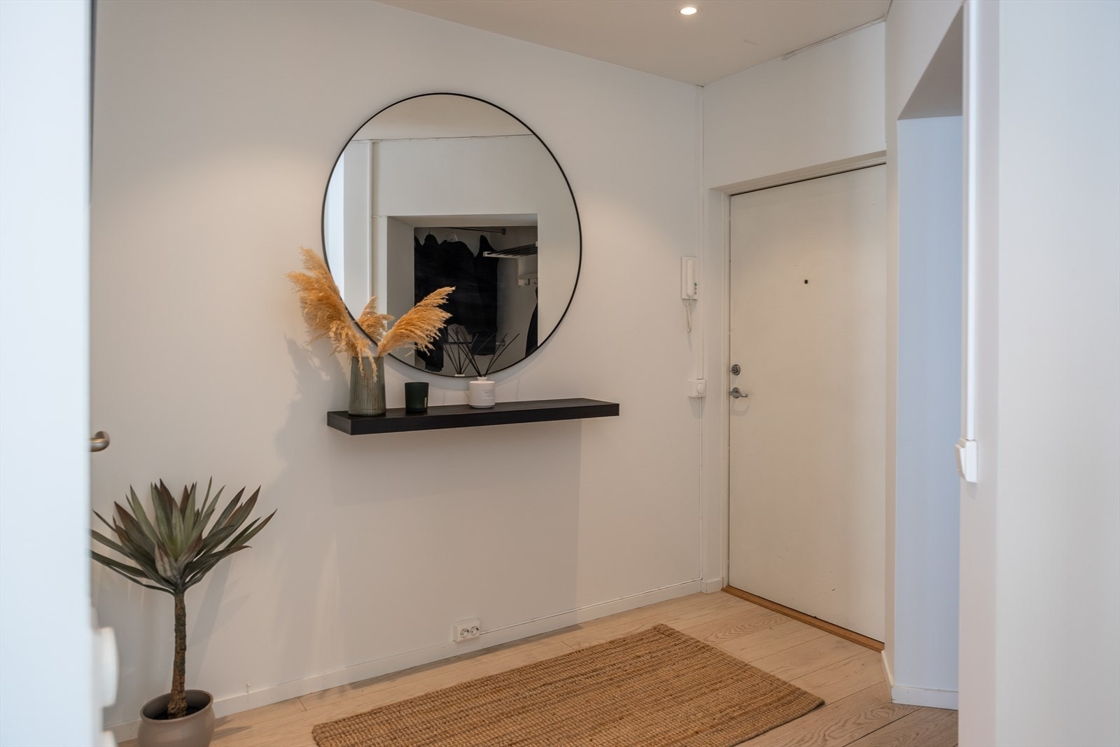 Leilighetens entré er på 5 m². Borettslaget praktiserer ikke forkjøpsrett og det medfører ingen dokumentavgift ved kjøp. Galleribilde