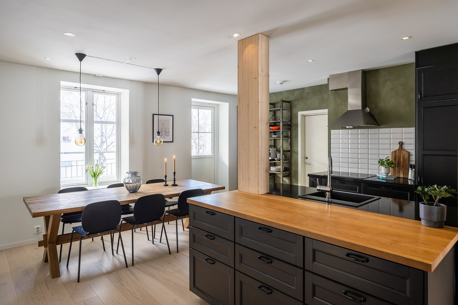 Her får du rikelig med skap- og benkeplass. Galleribilde