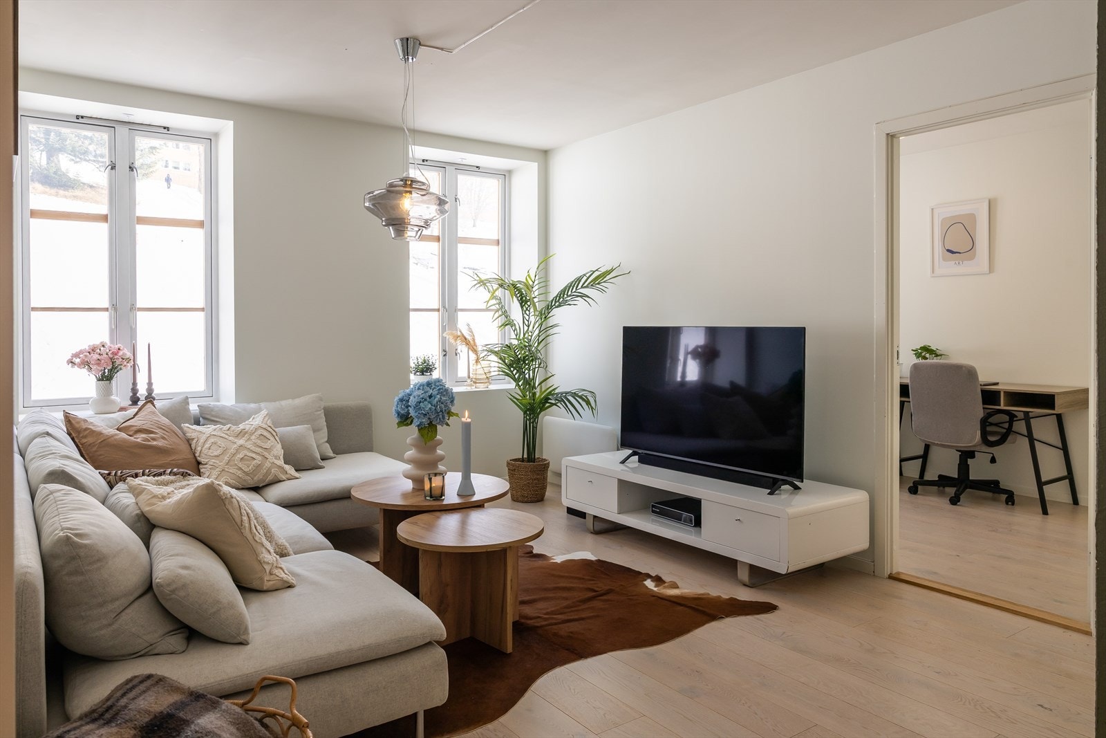 Leiligheten disponerer to boder, hvorav én i kjeller og én i leiligheten som gir gode oppbevaringsmuligheter. Galleribilde