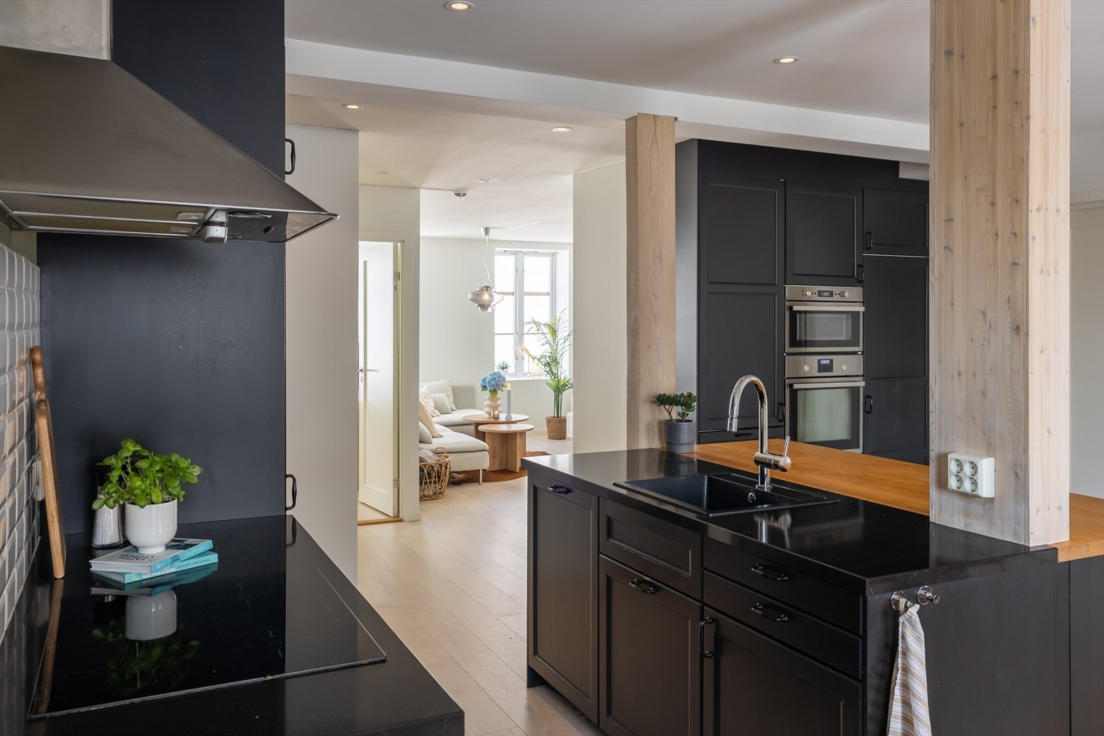 Det er etablert både komfyrvakt over stekesonen og lekkasjevakt under skrog med vanninstallasjoner. Galleribilde