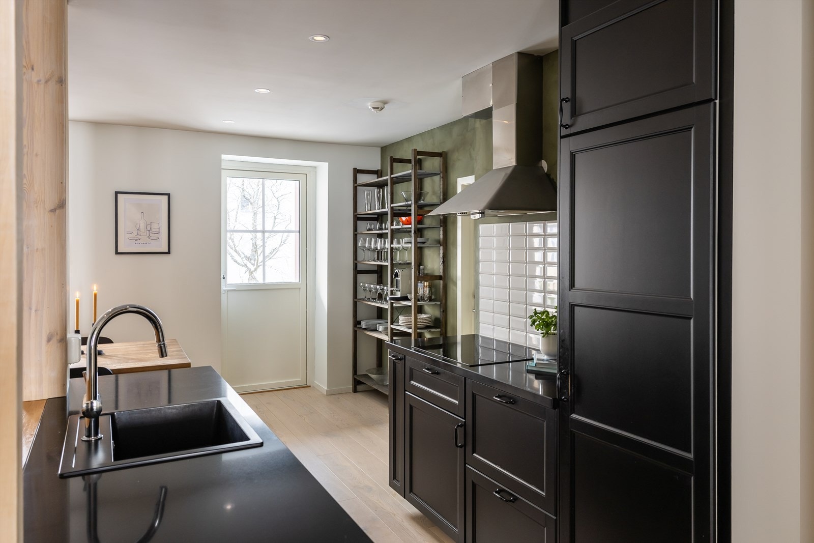 Kjøkkenet strekker seg 28,5m² og har god plass til ønsket spisegruppe. Galleribilde