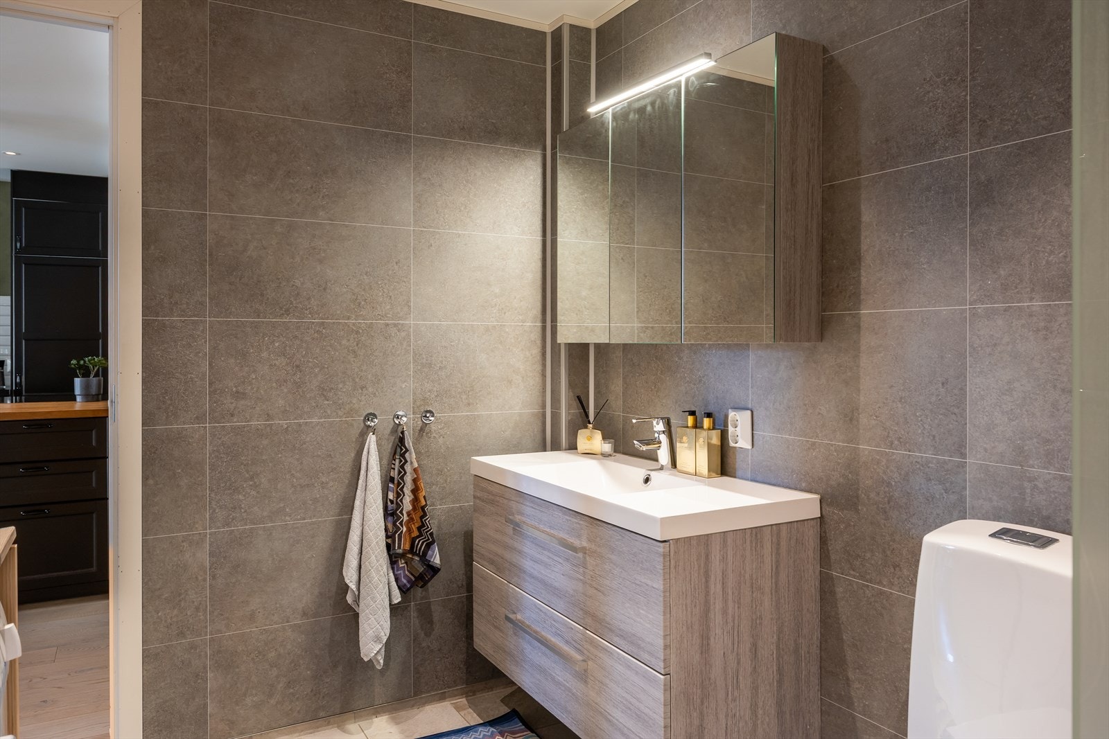 Felleskostnadene inkluderer blant annet betjening av andel fellesgjeld, kommunale avgifter, felles bygningsforsikring, tv, internett, og diverse vedlikehold/drift iht. regnskap. Galleribilde