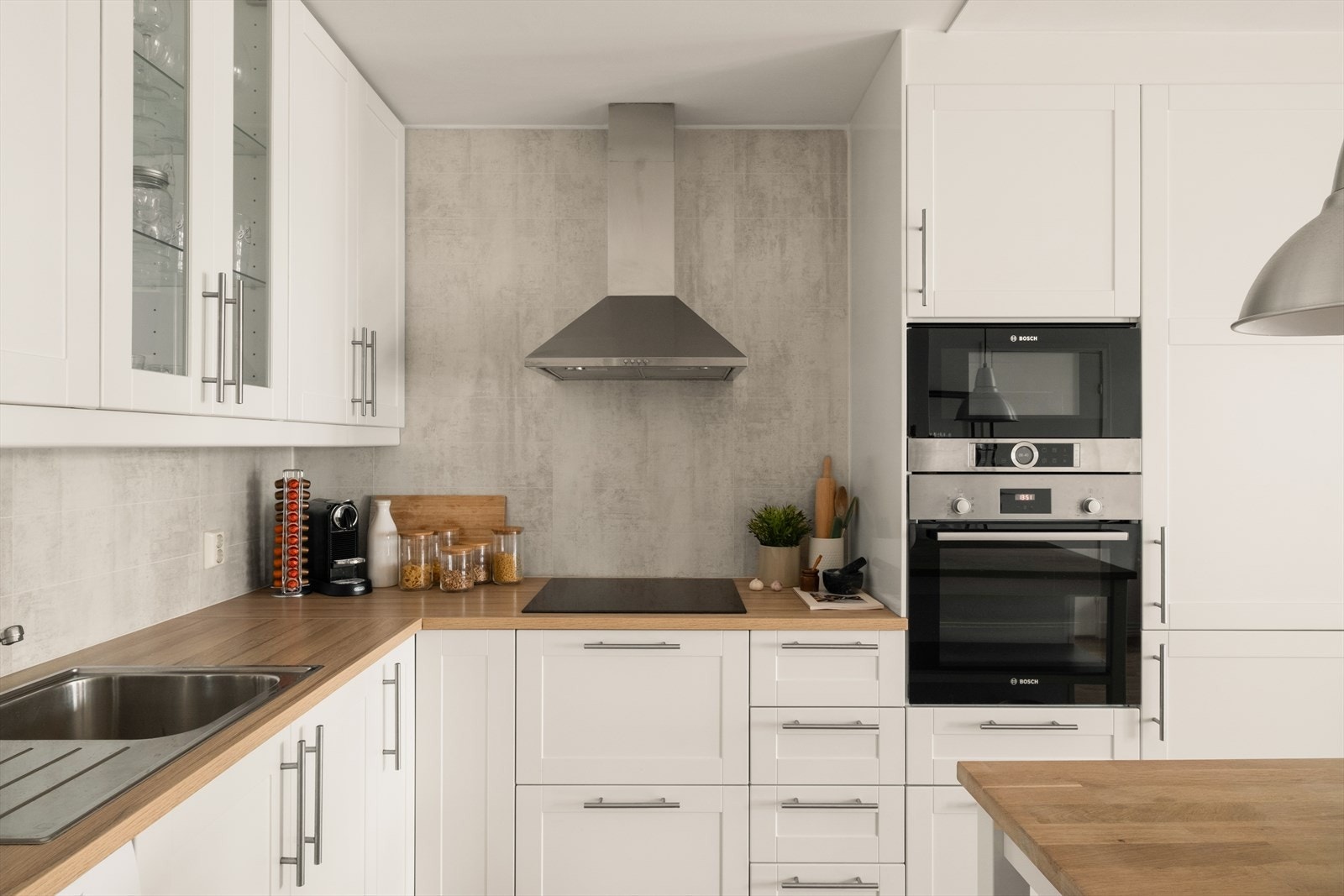 Praktisk og flott kjøkken med god skap- og benkeplass. Integrerte hvitevarer: stekeovn, platetopp med induksjon og kjøleskap med frys. Galleribilde