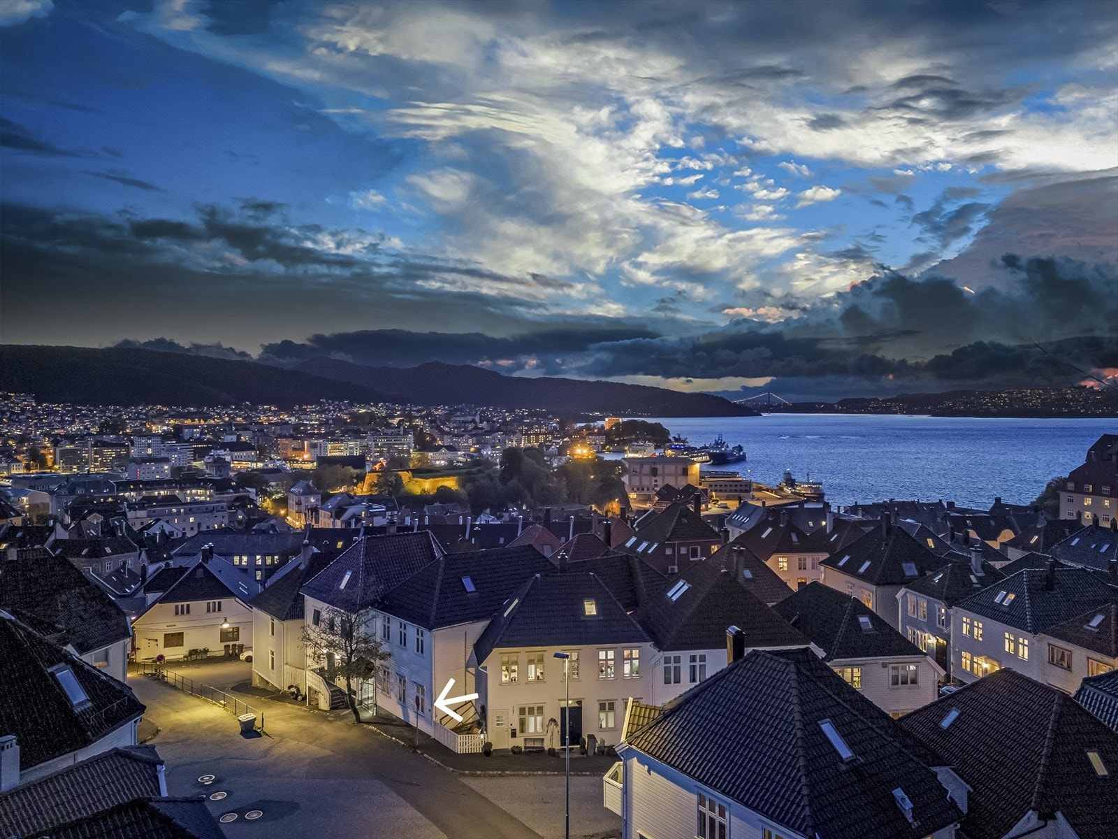 Velkommen til Øvre Sandviksveien 10, presentert av Cecilie van der Heide for Eiendomsmegler Norge. Galleribilde