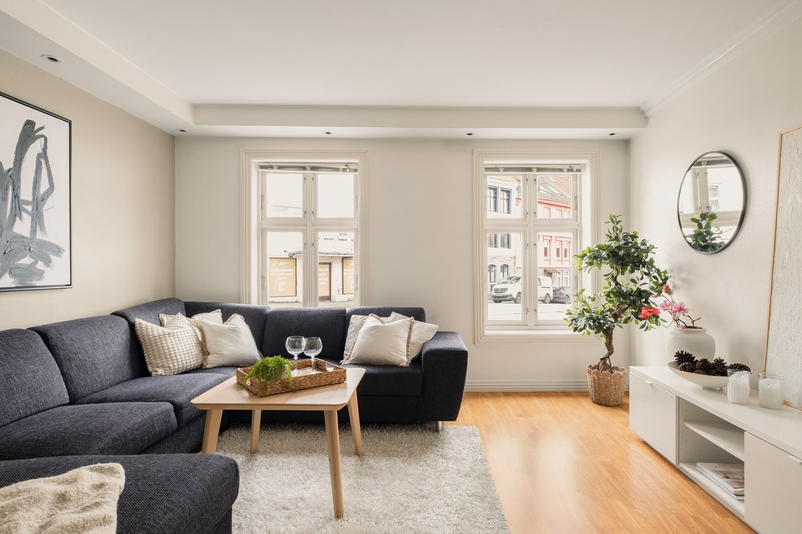 Spottekasse langs 2 sider i taket i kombinasjon med flott listverk, gir et stilfullt og moderne preg i leiligheten. Galleribilde