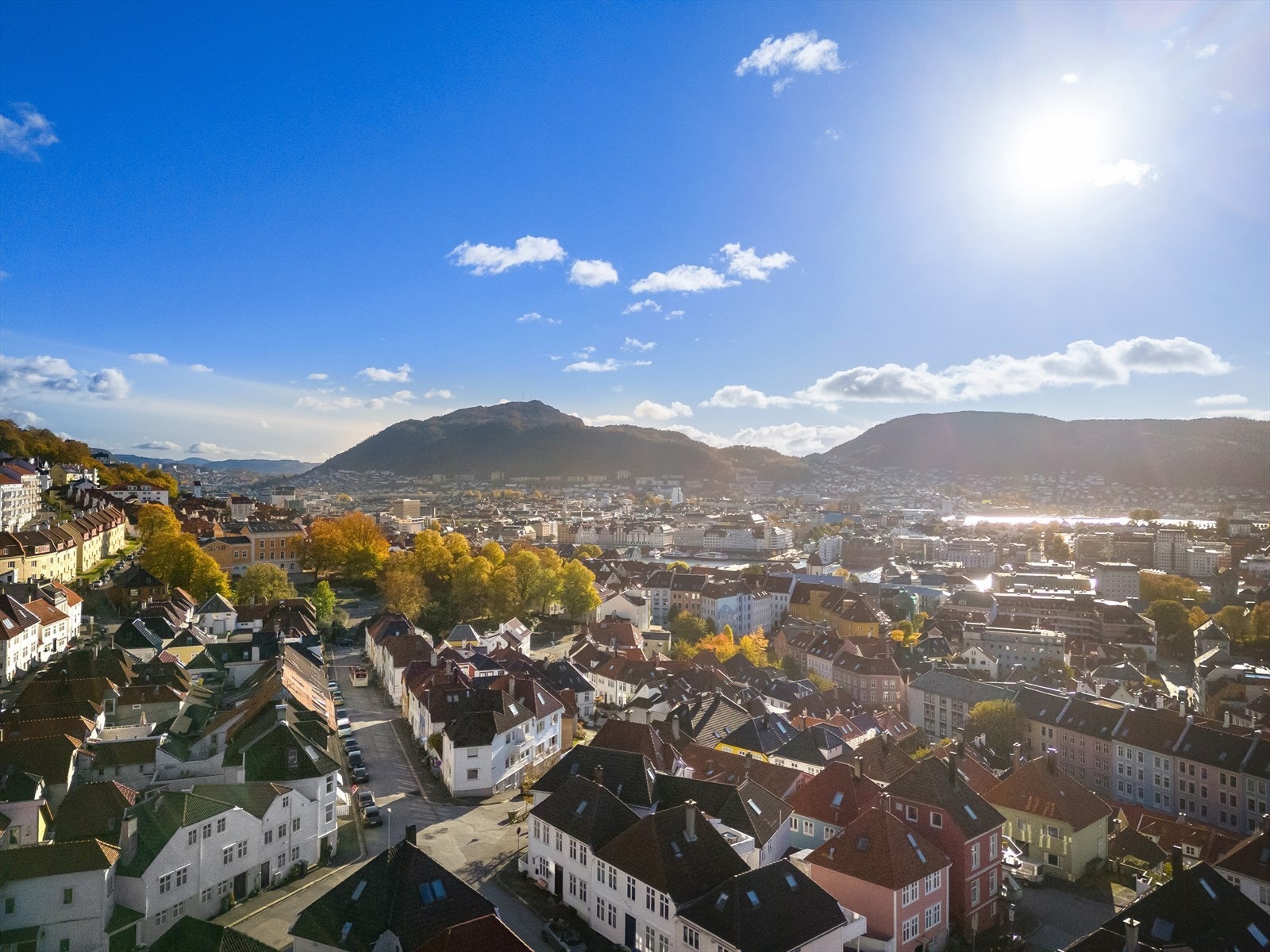 Sentrumskjernen ligger kun noen minutters spasertur unna. Turen tar deg gjennom koselige smau, brosteinsbelagte gater og eldre bebyggelse. Galleribilde