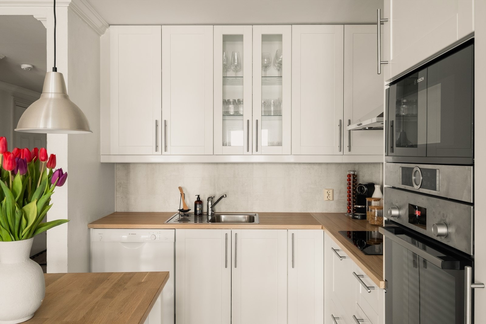 Tidløst og innbydende Ikea kjøkken i profilert utforming. Galleribilde