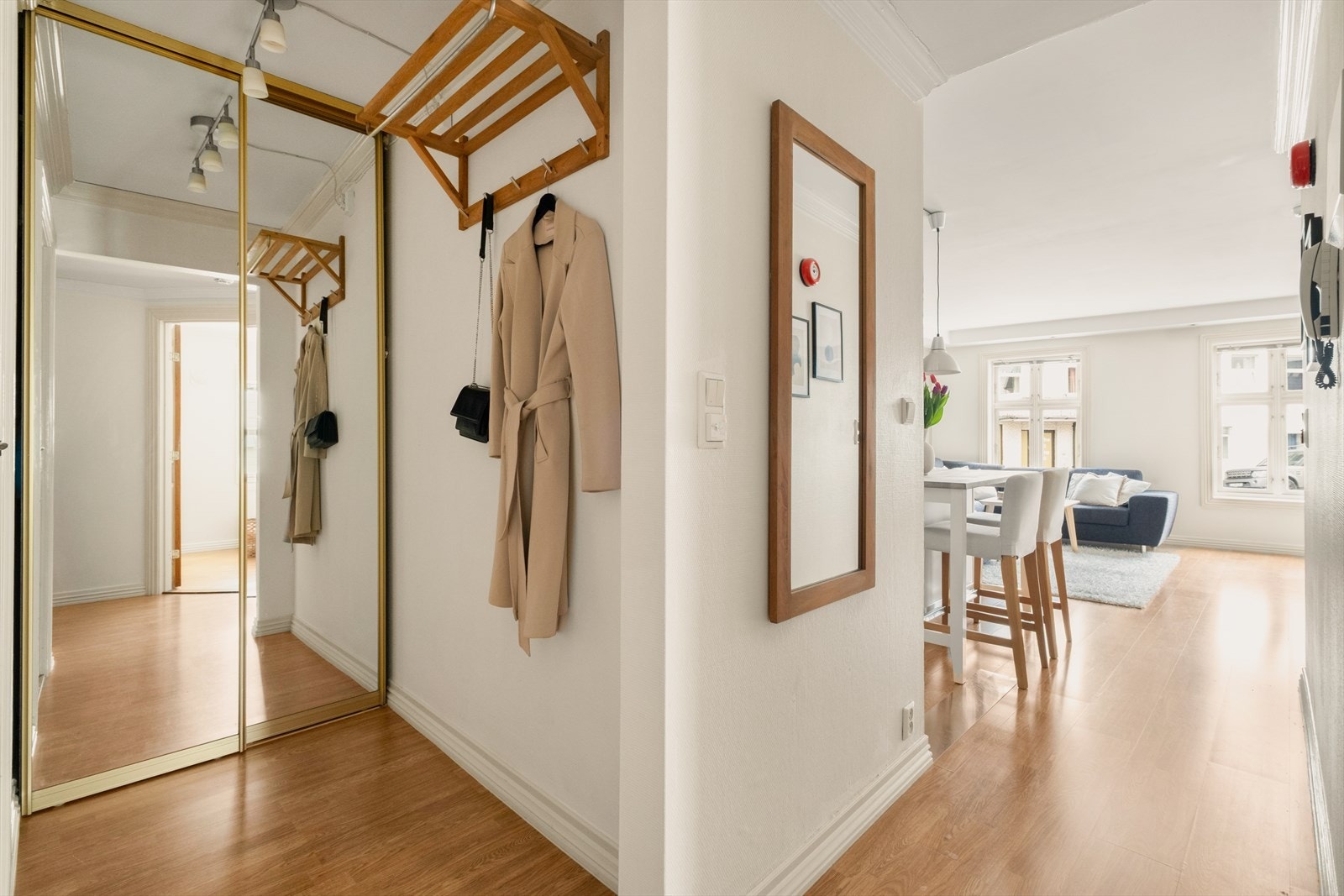 Garderobe i gangen og god plass til oppbevaring av sko og yttertøy. Galleribilde