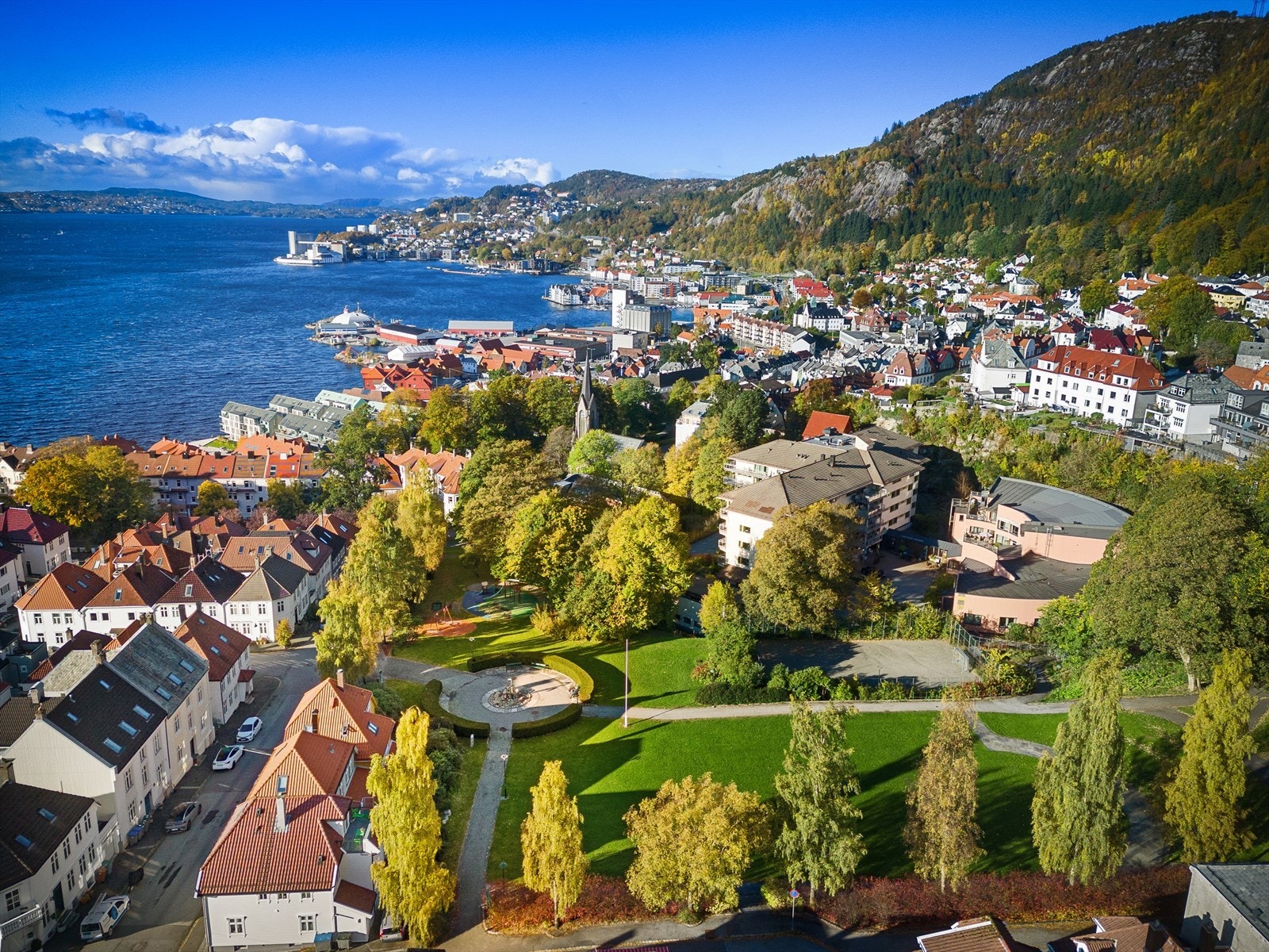 Vakre Meyermarken ligger i nabolaget, og kan brukes fra alt til rekreasjon og soling, til trening og lekeplass for de minste. Galleribilde