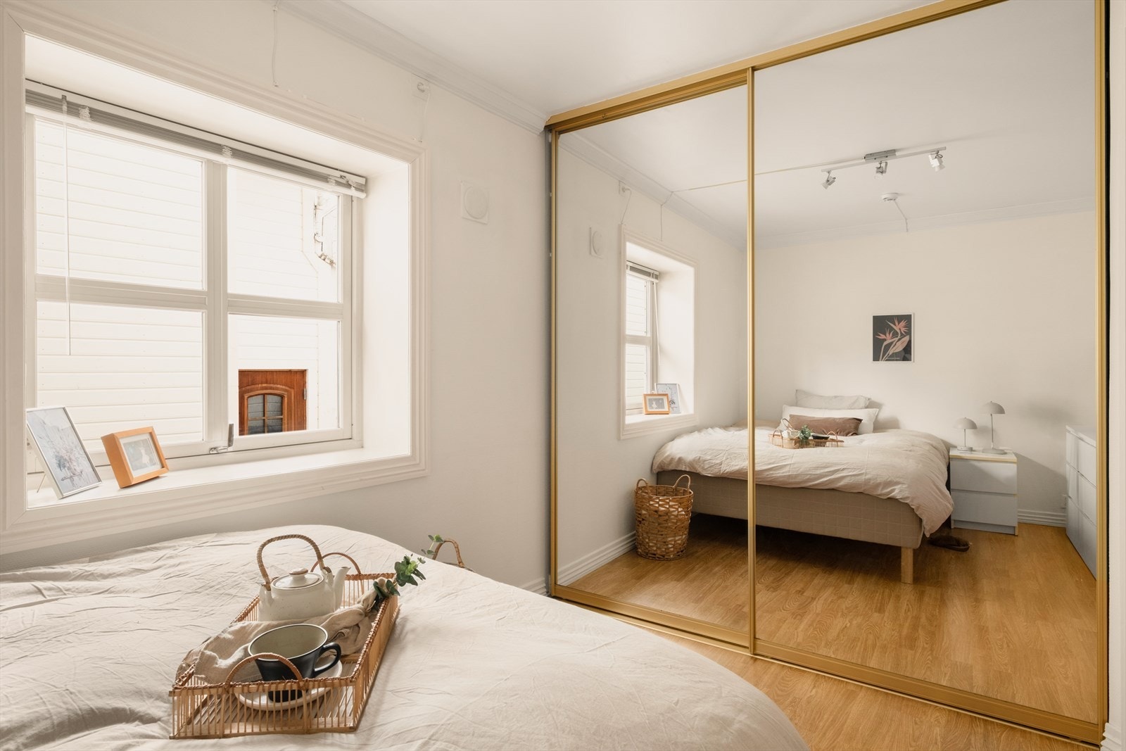 Soverom #1. God størrelse med med plass til dobbeltseng og stor speil skyvedørsgarderobe. Galleribilde