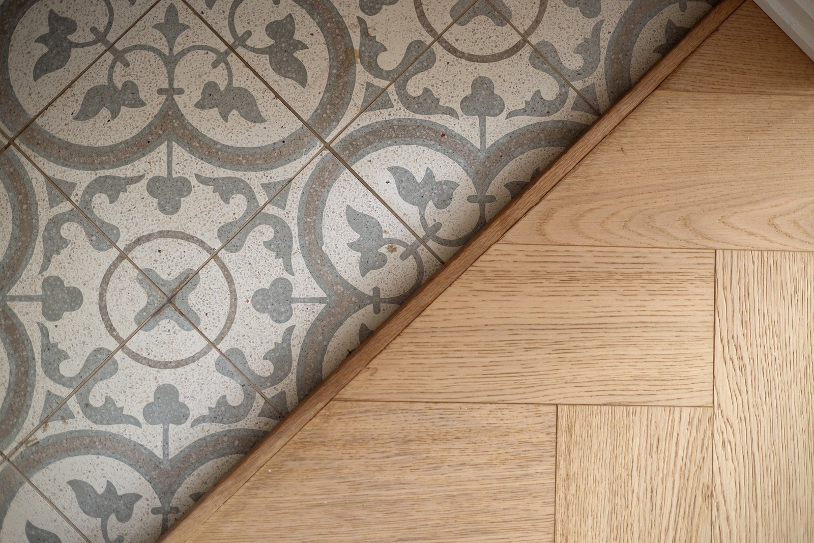 I entréen er det lagt nydelige historiske fliser på gulv. Galleribilde