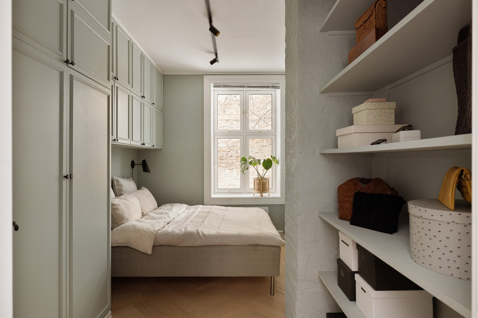 Soverommet har god standard med flott fiskebensparkett på gulv og glatte overflater malt i en nydelig farge. Galleribilde